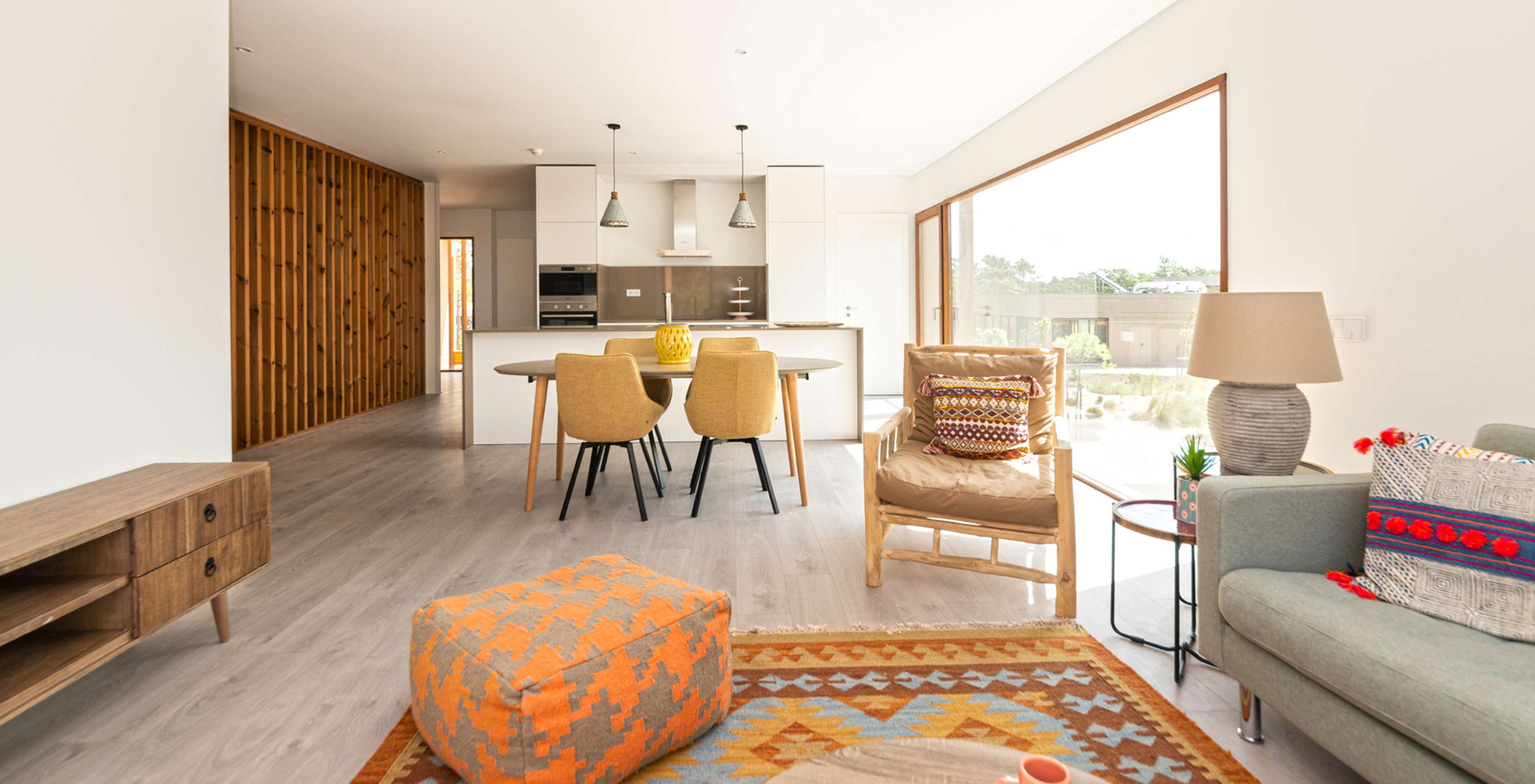 Apartment Eco Village 1. Stock Pestana Tróia Eco Resort hat ein Wohnzimmer mit Küche, Sofa und Esstisch