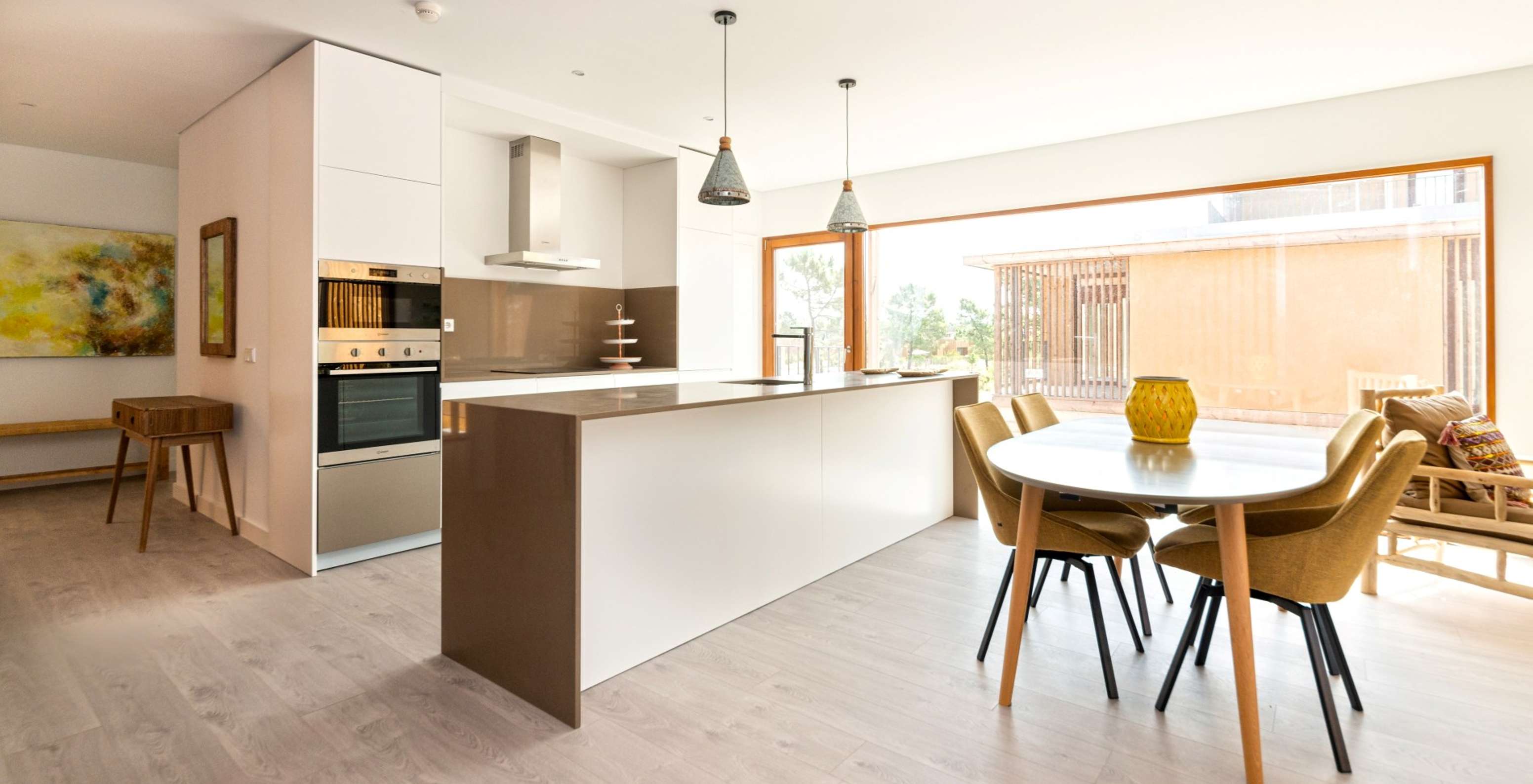 Apartment Eco Village 1. Stock Ausblick Pestana Tróia Eco Resort hat eine Küche mit Theke und einen Tisch