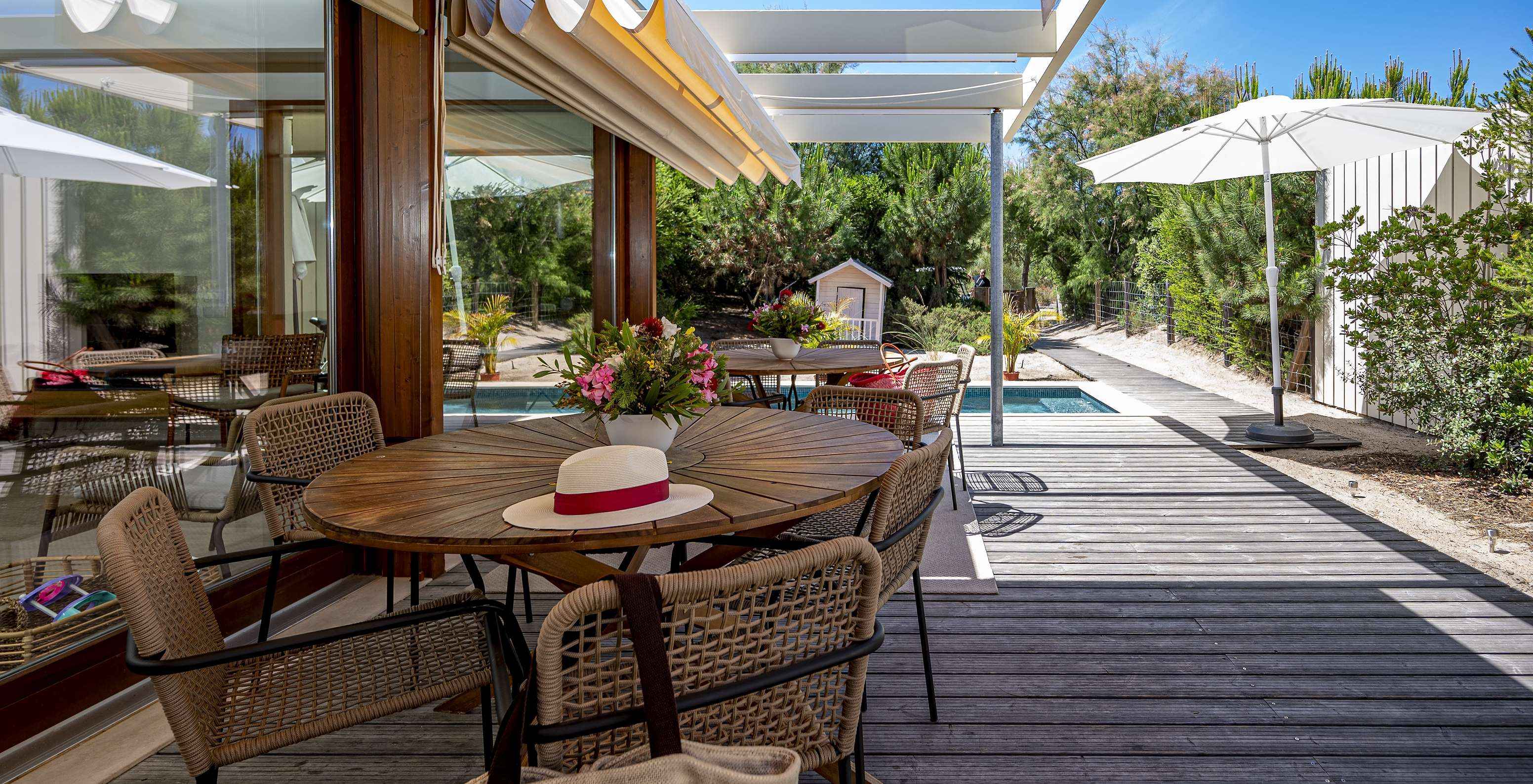 Aqua Villa Pestana Tróia Eco Resort hat eine Terrasse mit Tischen und Stühlen zum Entspannen