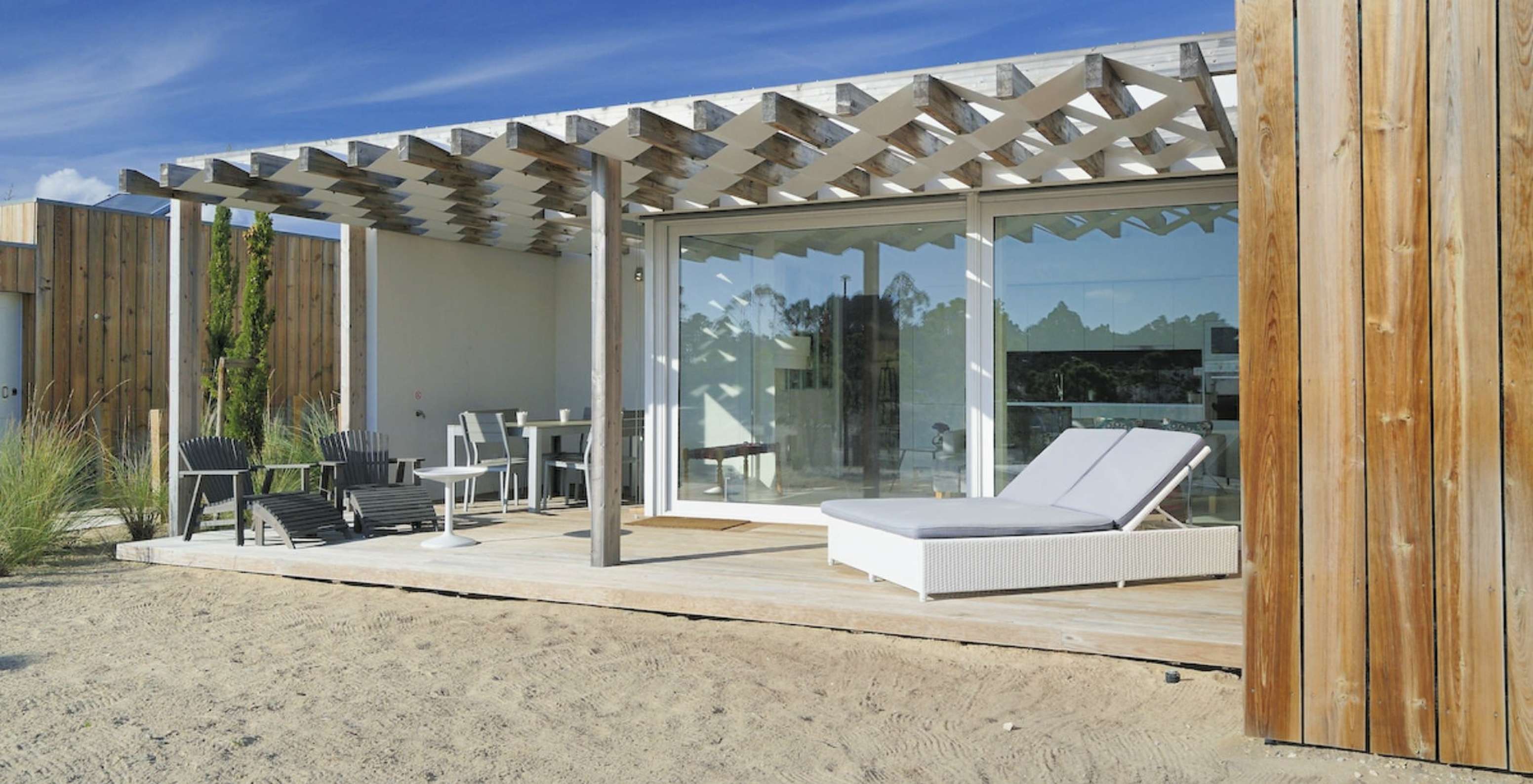 Die Green Villa T3 im Pestana Tróia Eco Resort hat eine Terrasse mit Liegestühlen, Tisch und Stühlen