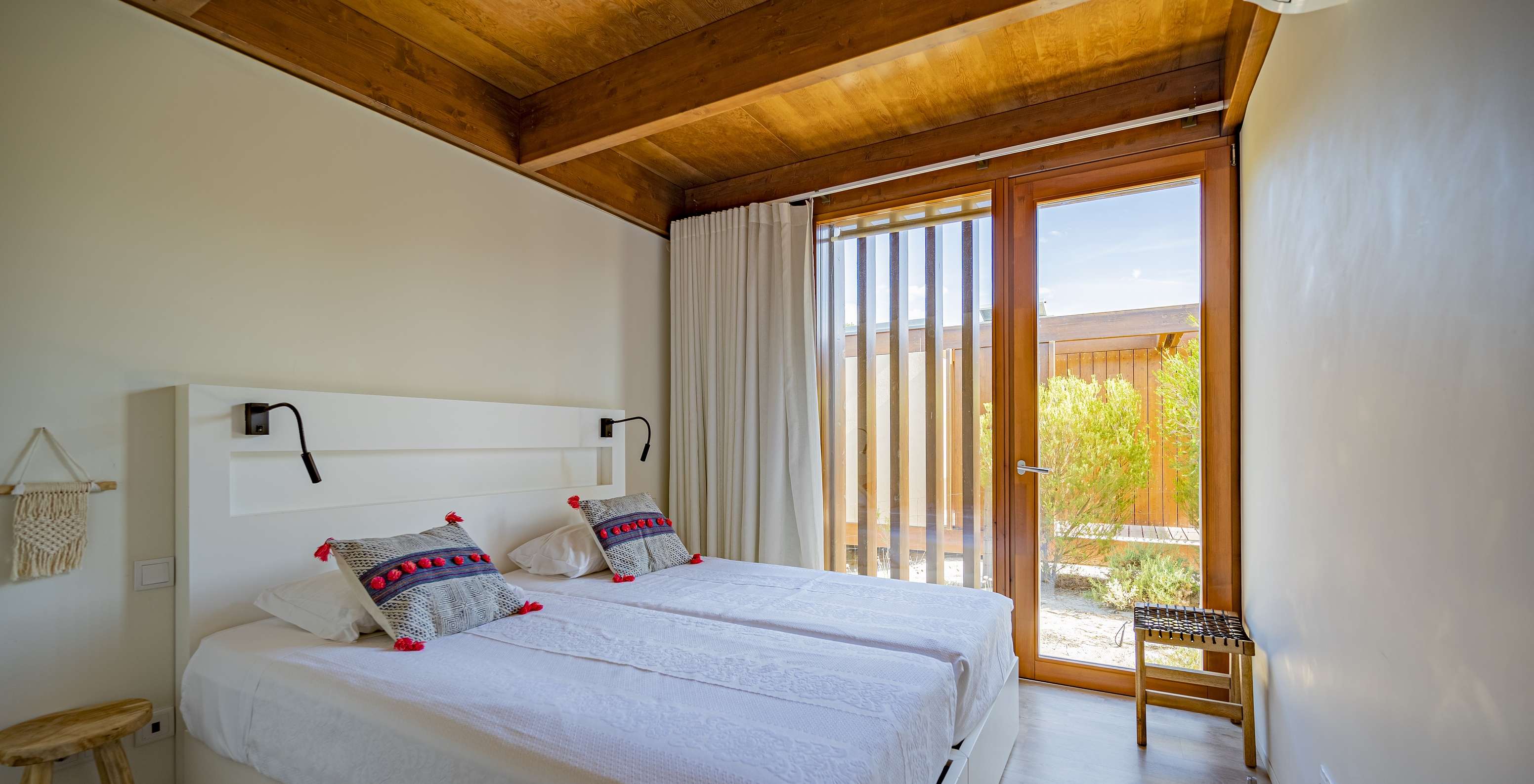 Tree Villa mit Privatpool Pestana Tróia Eco Resort hat ein Doppelbett und ein großes Fenster