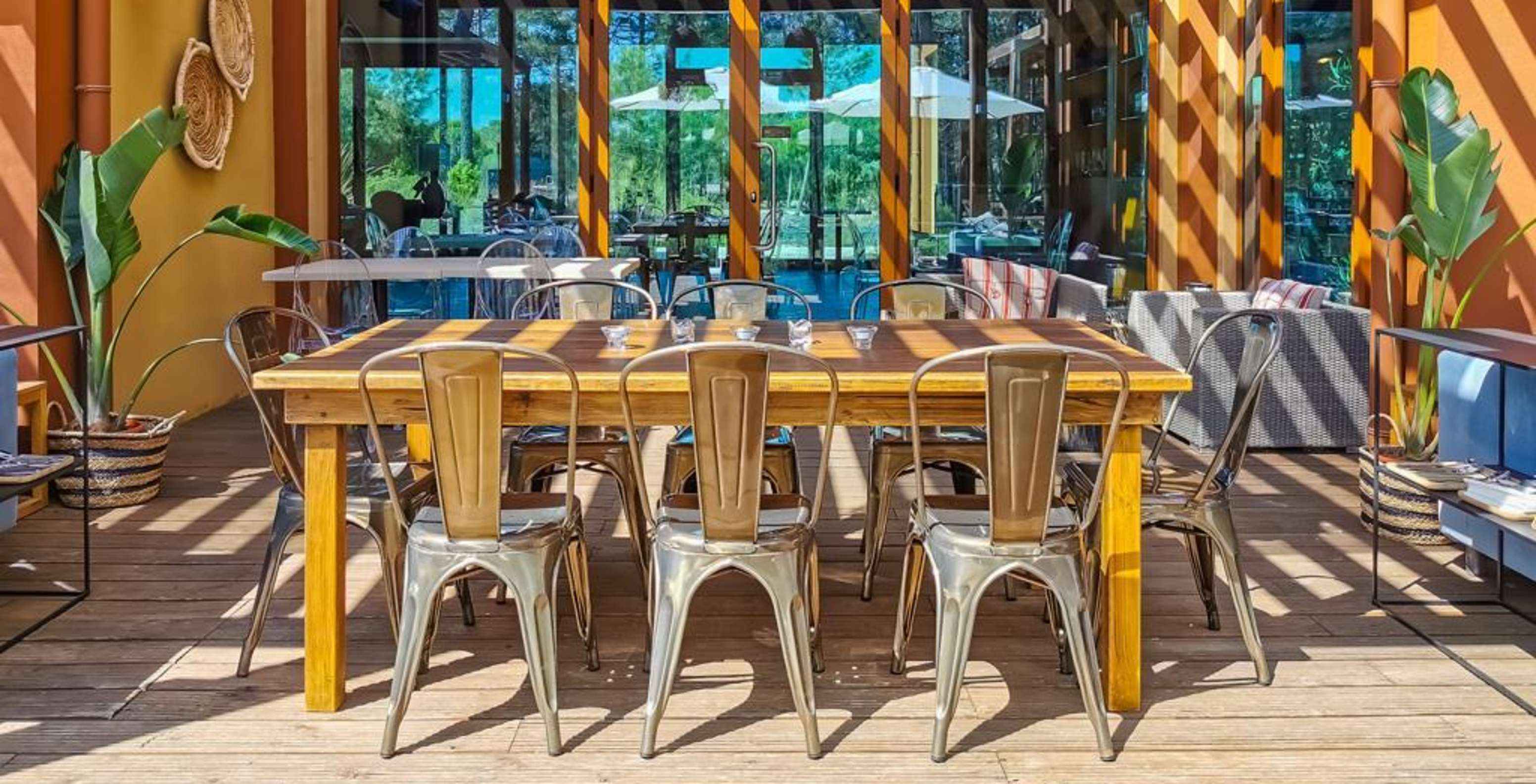 Das Restaurant Grão de Bico, im Eco-Resort 10 Minuten vom Praia da Comporta, hat eine schöne Terrasse mit Stühlen und Tischen