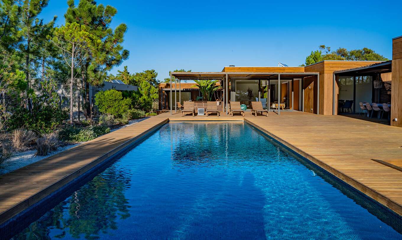 Exclusive Villen mit Privatpool Pestana Tróia Eco Resort hat einen großen Pool mit Liegen