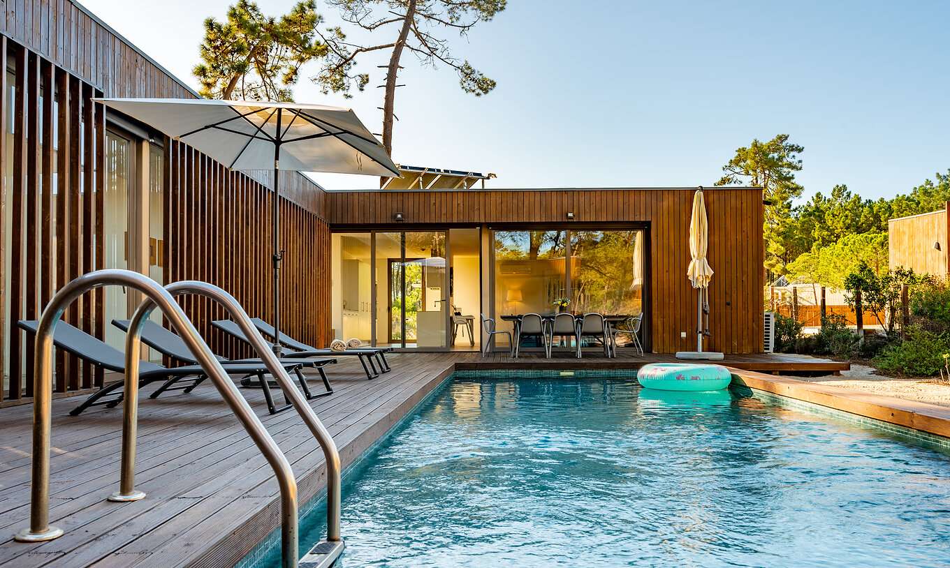 Deluxe 4 Schlafzimmer Villen mit Privatpool Pestana Tróia Eco Resort hat Liegen im Poolbereich