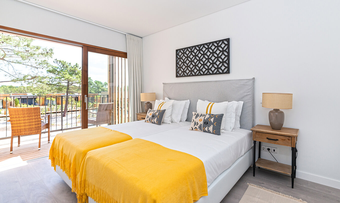 Apartment Eco Village 1. Stock Pestana Tróia Eco Resort hat zwei Betten und einen Balkon mit Blick auf die Natur