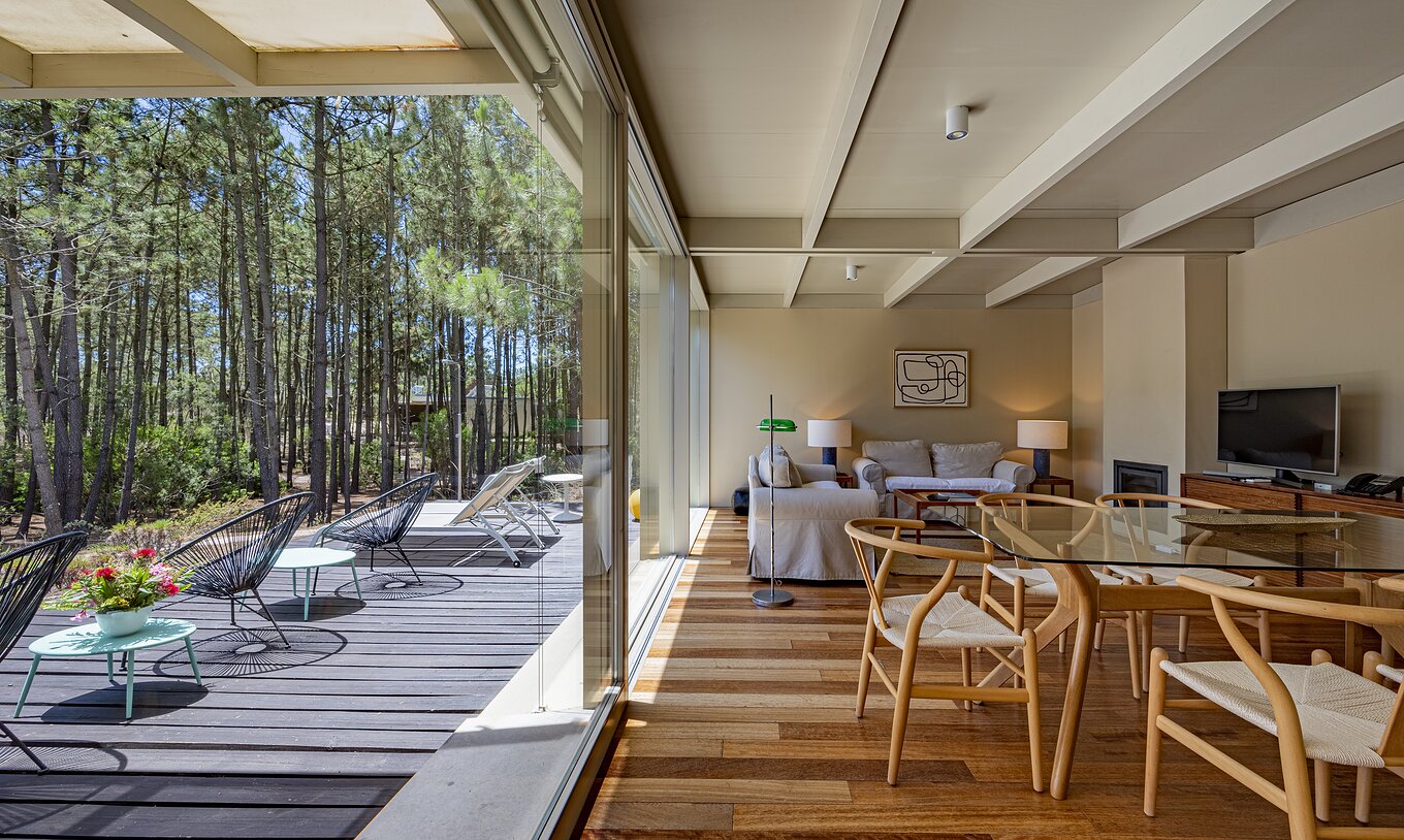 Townhouse Pestana Tróia Eco Resort hat ein Wohnzimmer mit Sofas und Zugang zur Terrasse