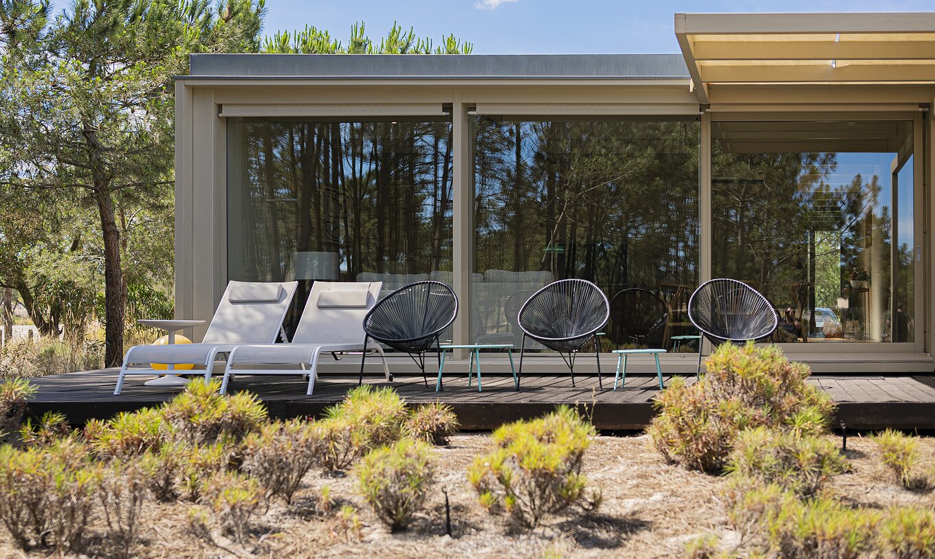 Townhouse Pestana Tróia Eco Resort hat eine Terrasse mit Liegen und drei Stühlen