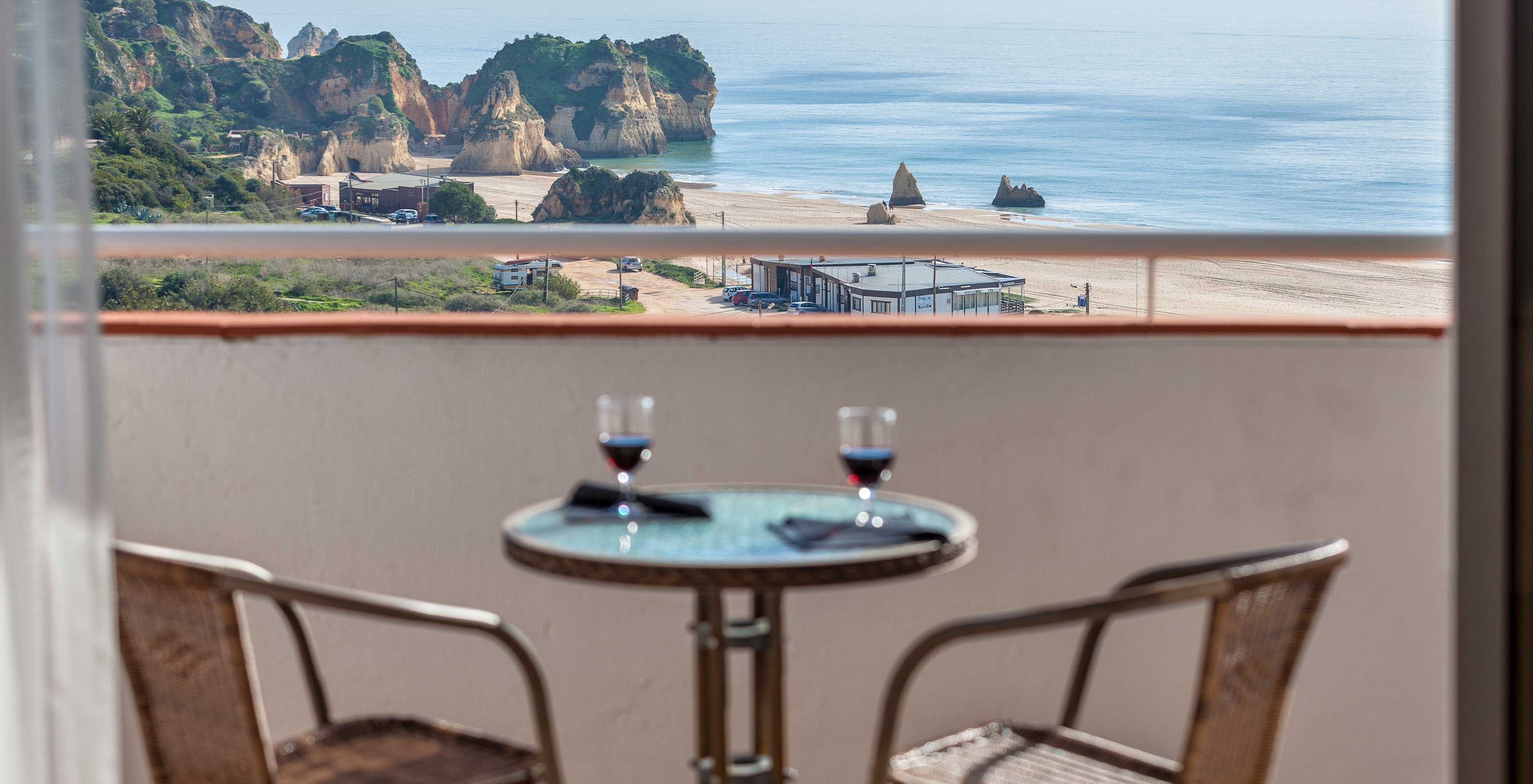 Das Apartment T1 mit Meerblick des Pestana Alvor Atlântico hat eine Terrasse mit Meerblick, Tisch und Stühle