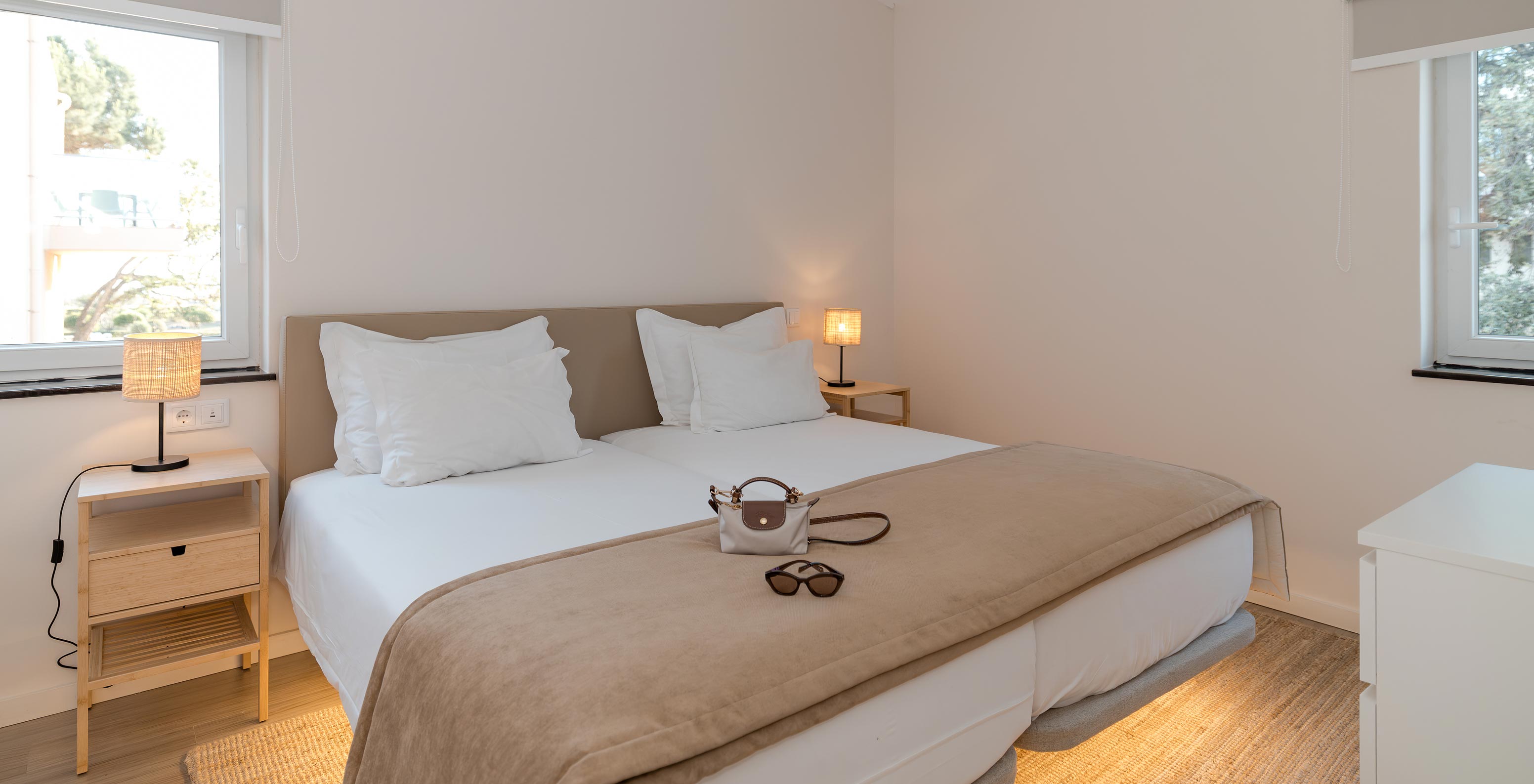 Villa 2 Schlafzimmer Gartenblick im Pestana Alvor Beach Villas hat Schlafzimmer mit zwei Betten, Fenster, Klimaanlage