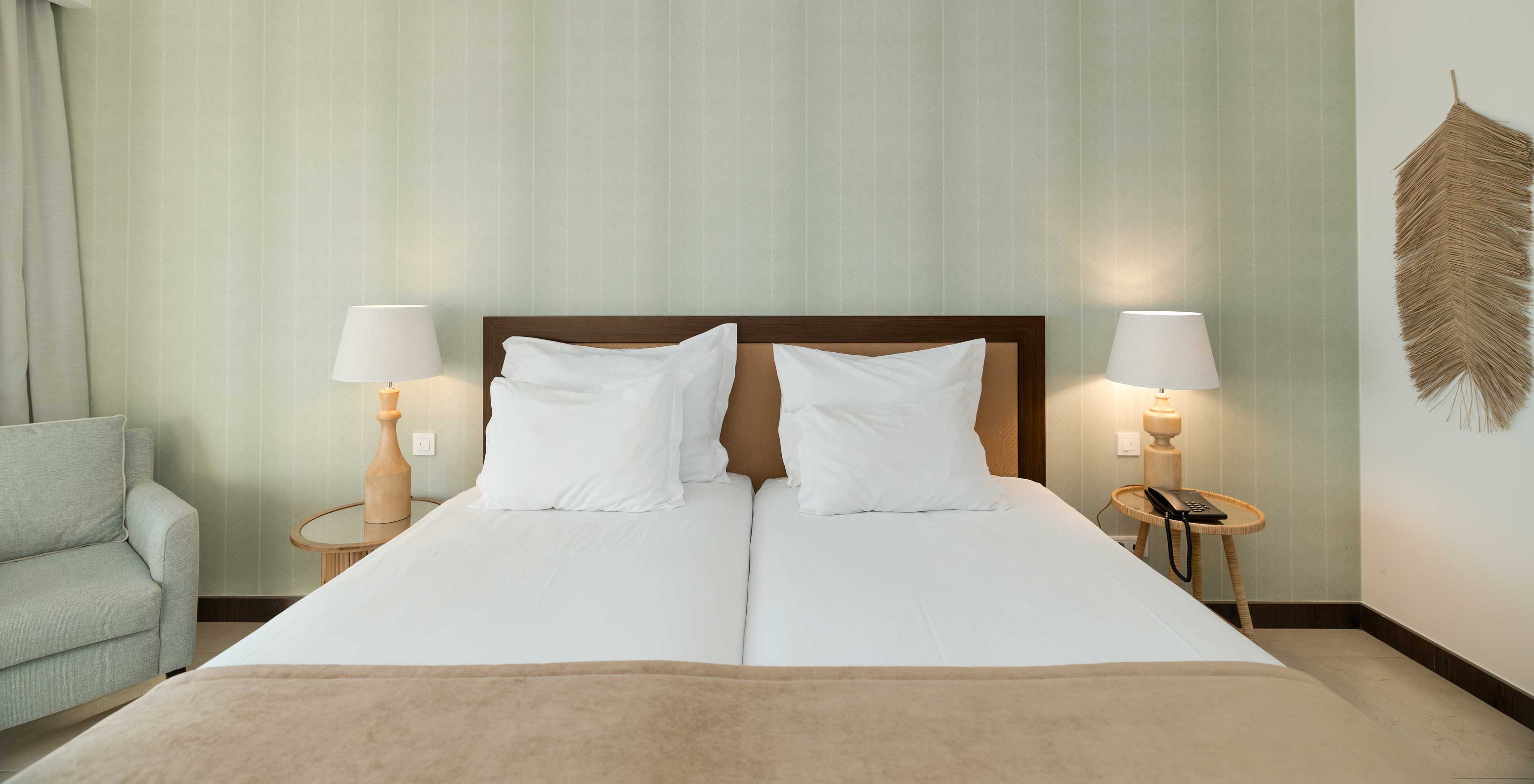 Studio Gartenblick im Pestana Alvor Beach Villas hat zwei Betten mit Nachttisch und grüne Tapete