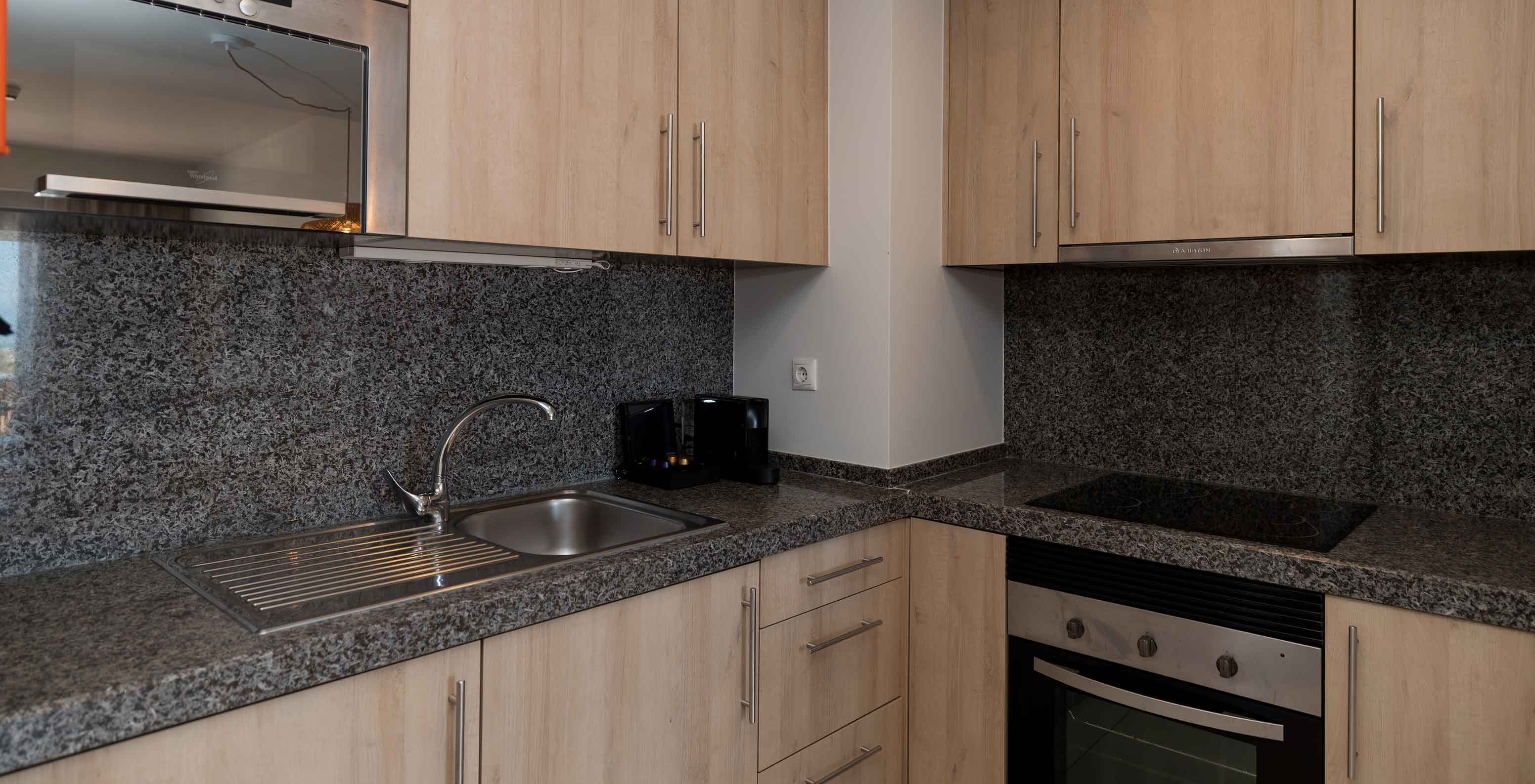 Apartment T1 Meerblick im Pestana Alvor Beach Villas hat ausgestattete Küche mit Herd, Mikrowelle und Schränken