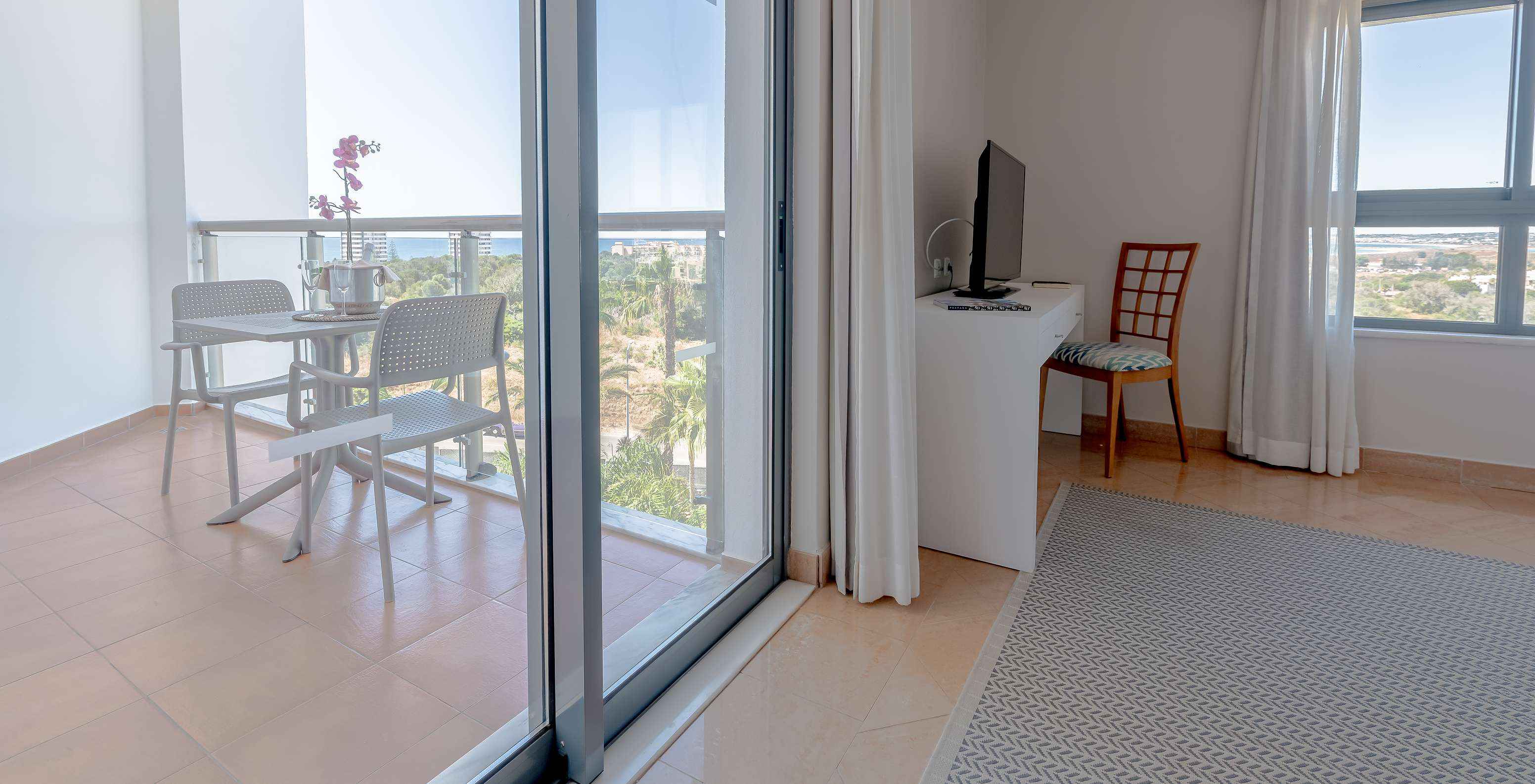Das T0 - Studio im Pestana Alvor Park hat einen Balkon mit Gartenblick und Meer im Hintergrund, mit Tisch und Stühlen