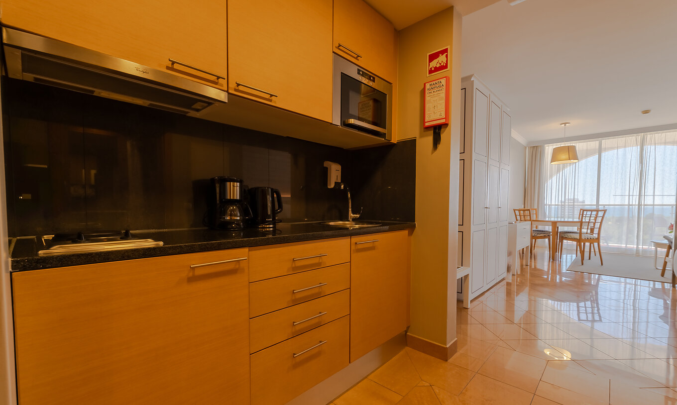 Das T0 - Premium Studio im Pestana Alvor Park hat eine Küche mit Wasserkocher, Mikrowelle und Herd