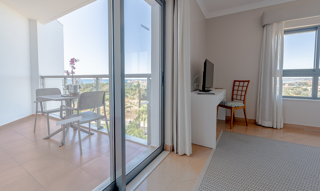 Das T0 - Studio im Pestana Alvor Park hat einen Balkon mit Gartenblick und Meer im Hintergrund, mit Tisch und Stühlen