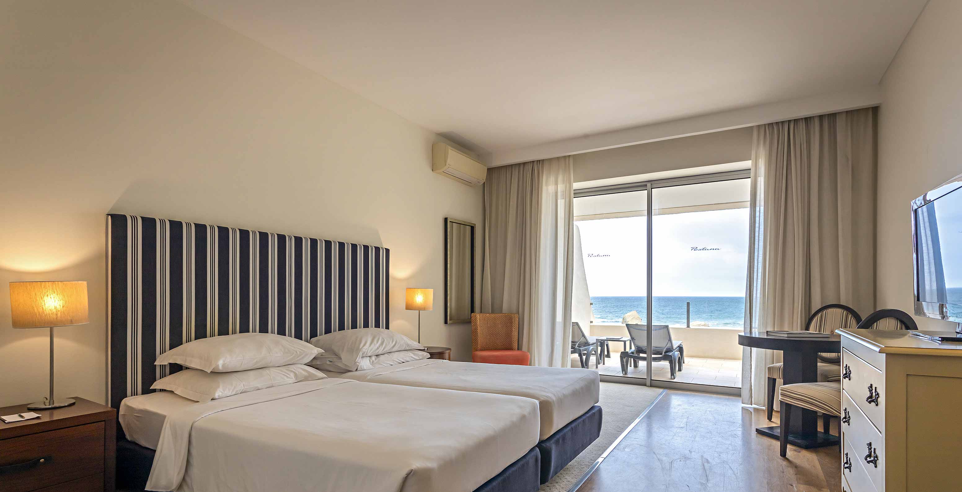 Das Cliff Studio im Pestana Alvor Praia verfügt über ein Doppelzimmer mit einem Balkon, Liegestühlen und Meerblick