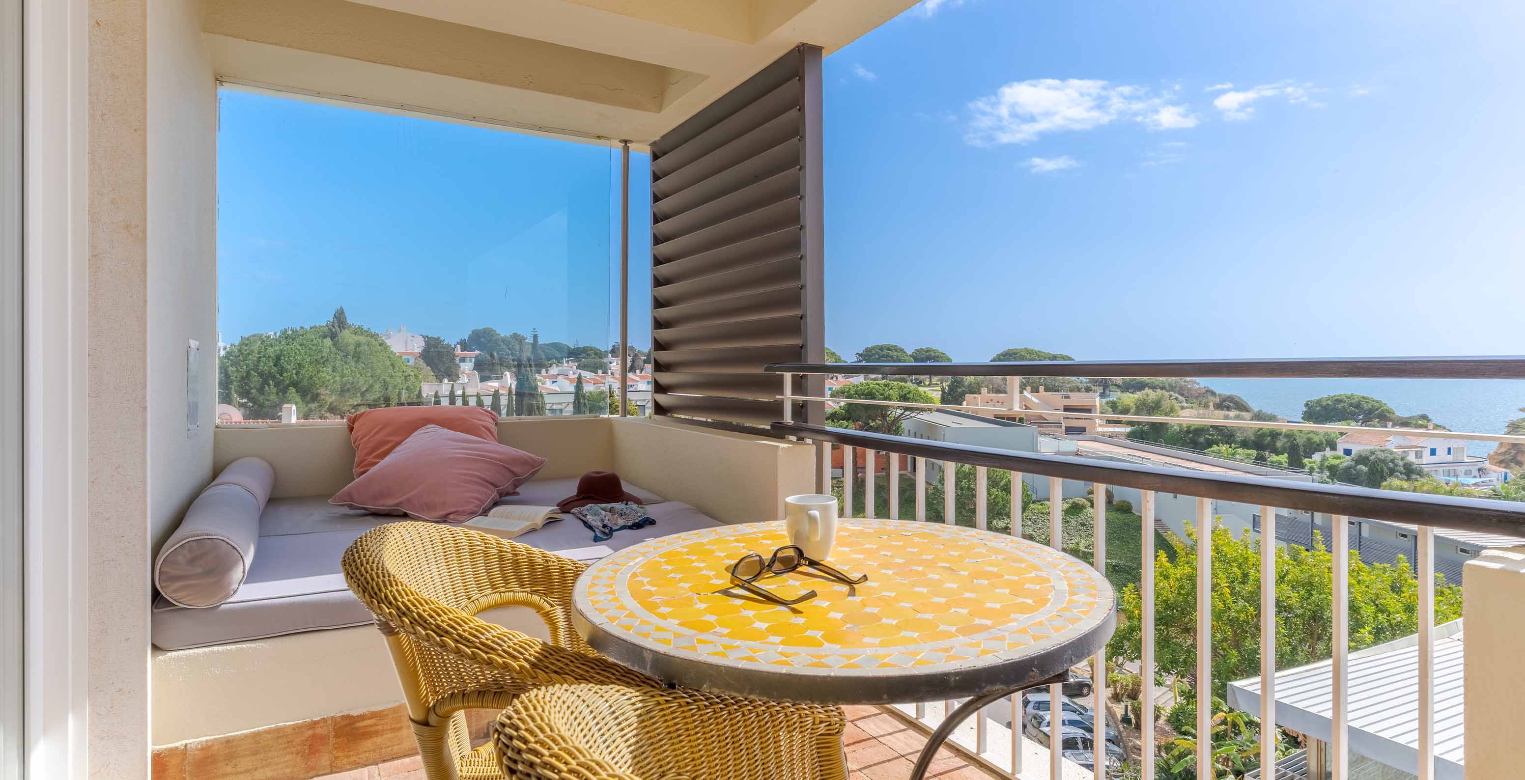 Die Suite mit Meerblick im Pestana Alvor Praia hat einen Balkon mit Tisch, Stühlen und Sofa mit Meerblick