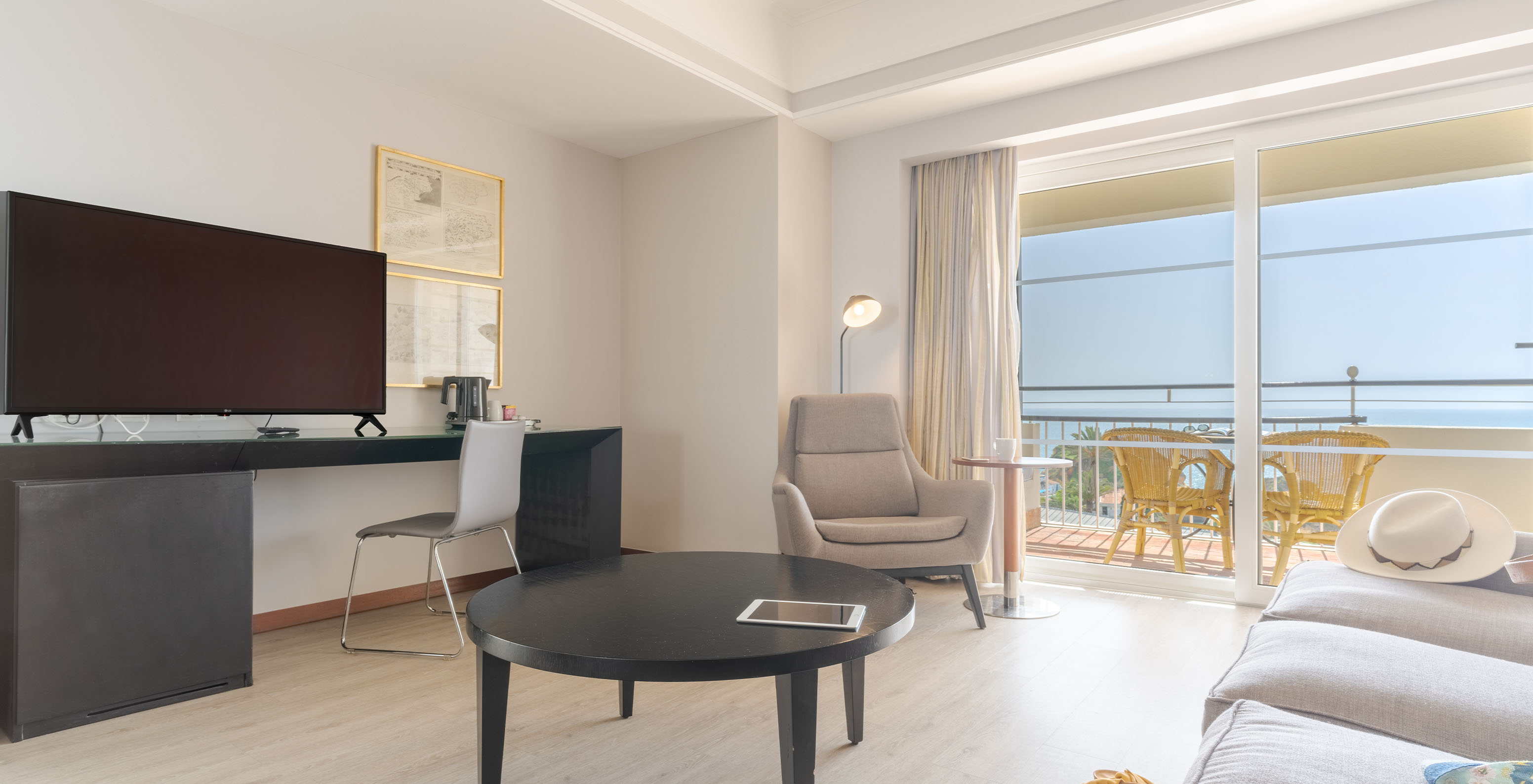 Die Suite mit Meerblick im Pestana Alvor Praia hat ein Sofa mit Couchtisch, Schreibtisch mit Fernseher und Balkon