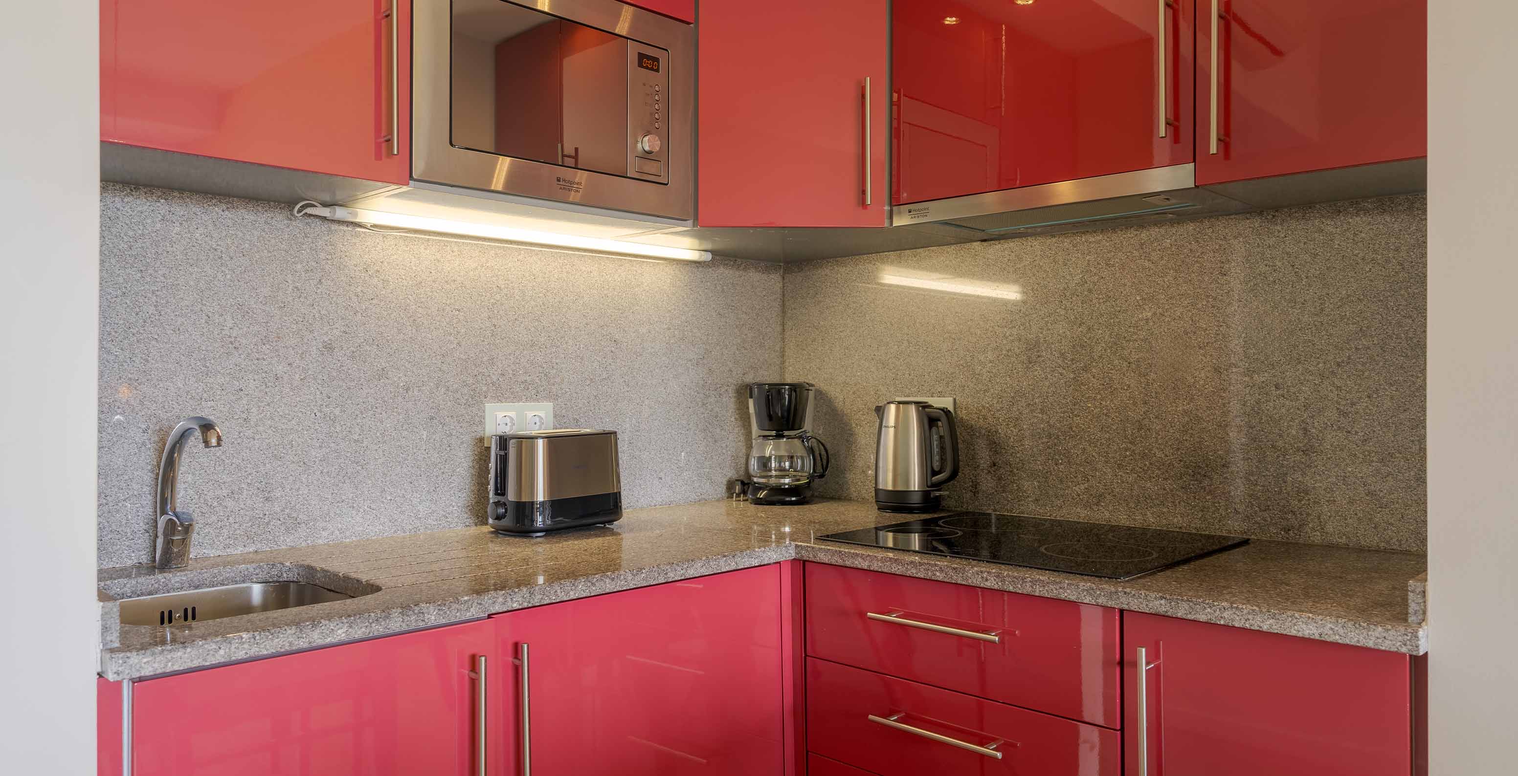 Die Suite T1 Duplex mit Meerblick im Pestana Alvor Praia hat eine Küche mit Herd, Mikrowelle, Wasserkocher und Toaster