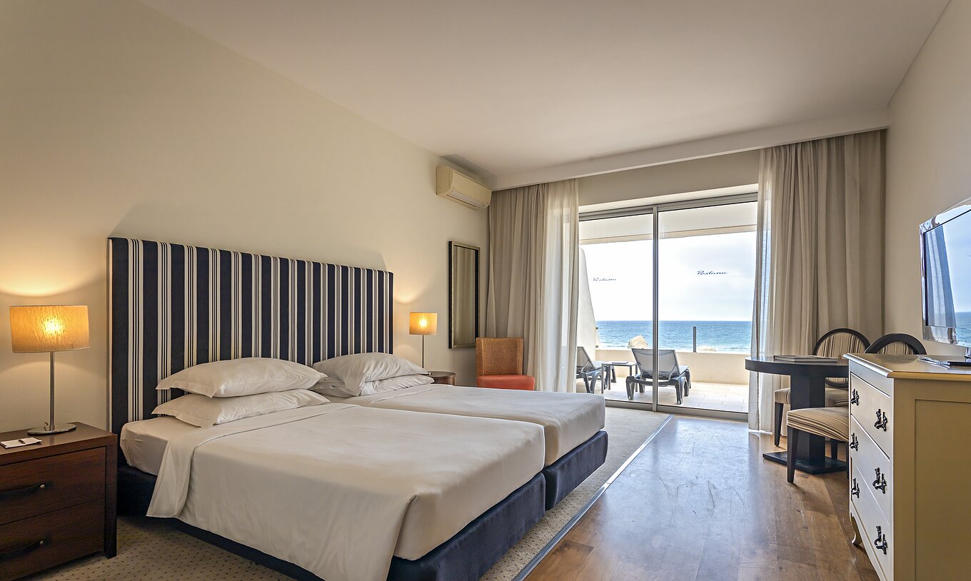 Das Cliff Studio im Pestana Alvor Praia verfügt über ein Doppelzimmer mit einem Balkon, Liegestühlen und Meerblick