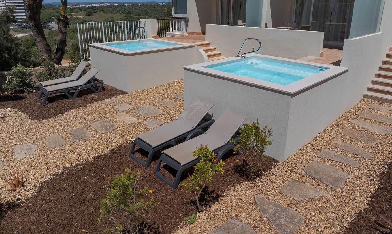 Die Suite T2 Duplex mit Meerblick im Pestana Alvor Praia hat einen Balkon, privaten Tauchpool und Liegen