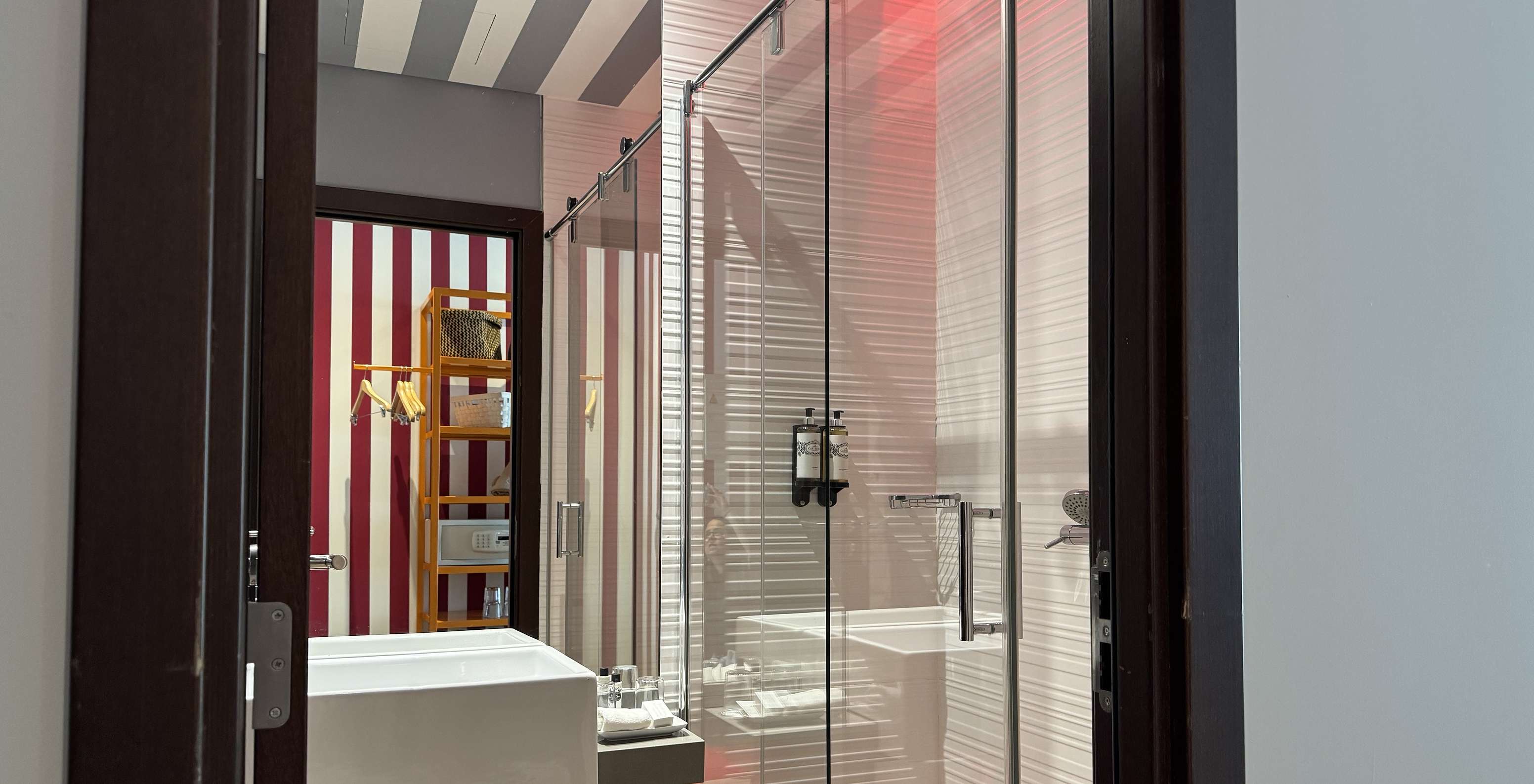 Die Deluxe - Exklusive Website von Pestana Alvor South Beach hat ein Bad mit Dusche