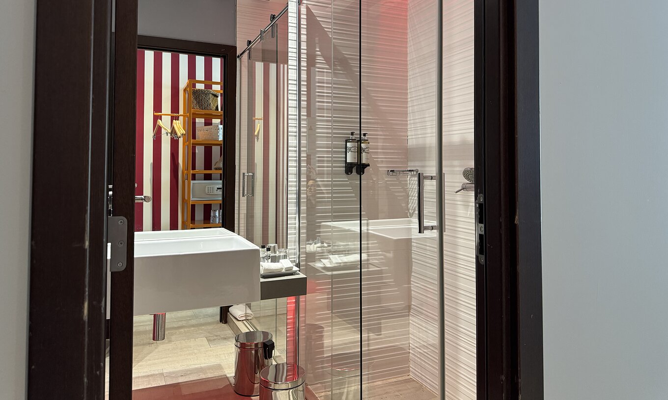 Die Deluxe - Exklusive Website von Pestana Alvor South Beach hat ein Bad mit Dusche