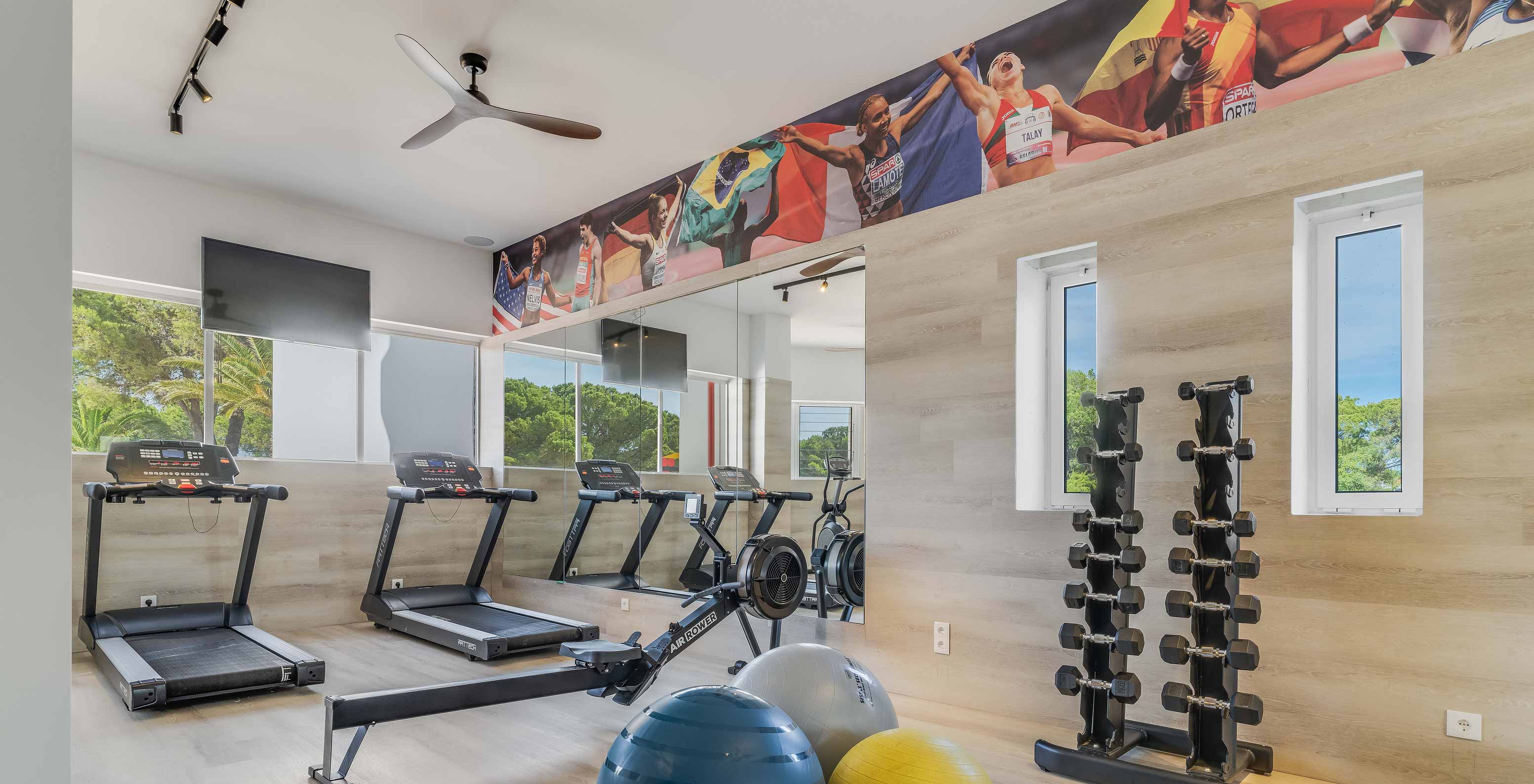 Das Pestana Blue Alvor Beach, ein 5-Sterne-Hotel mit Pool in Strandnähe, verfügt über einen Fitnessraum mit mehreren Laufbändern und Hanteln