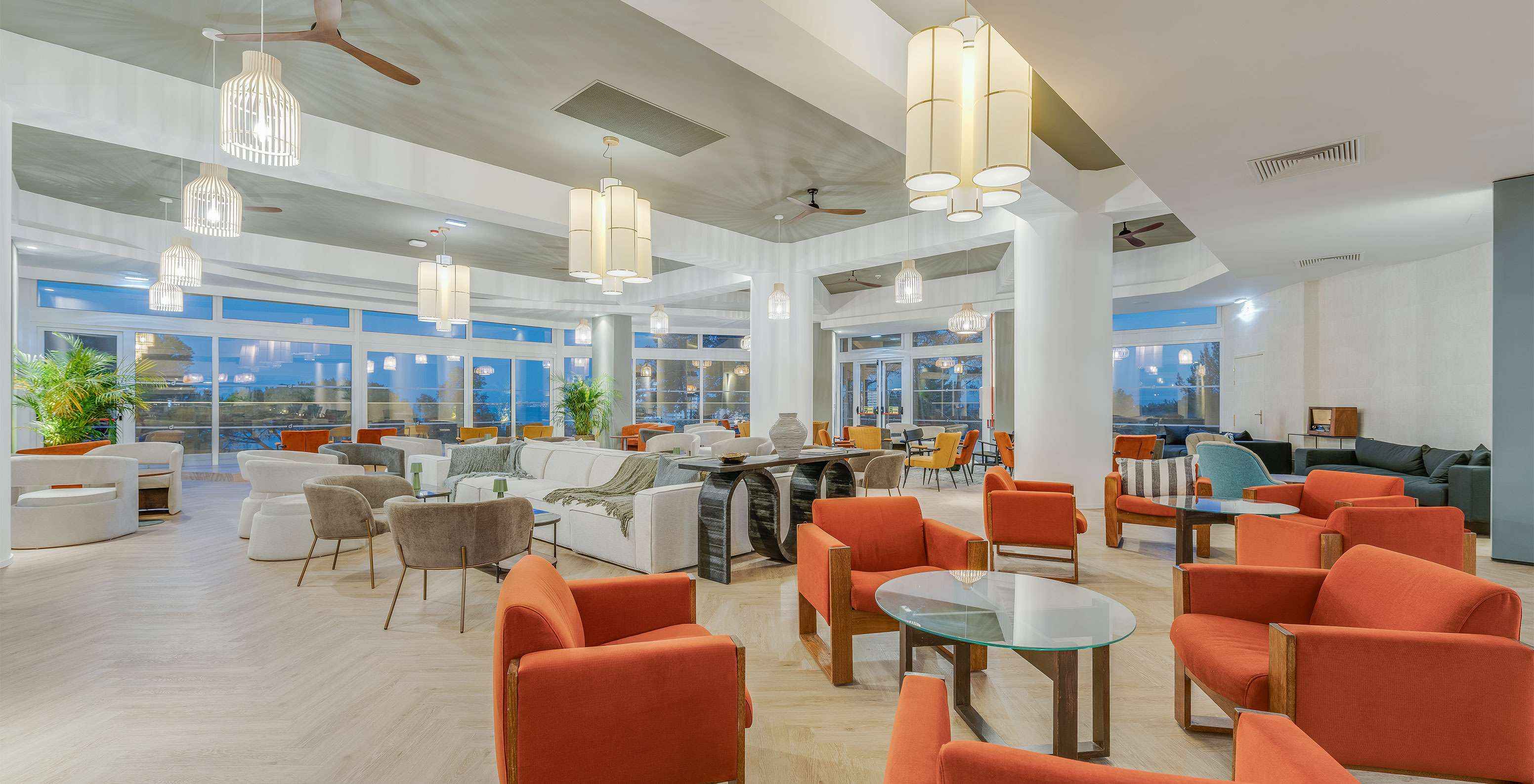 Die Bar Bubbles, im All-Inclusive-Hotel in der Algarve, hat Tische zum Sitzen und erfrischende Getränke oder Cocktails