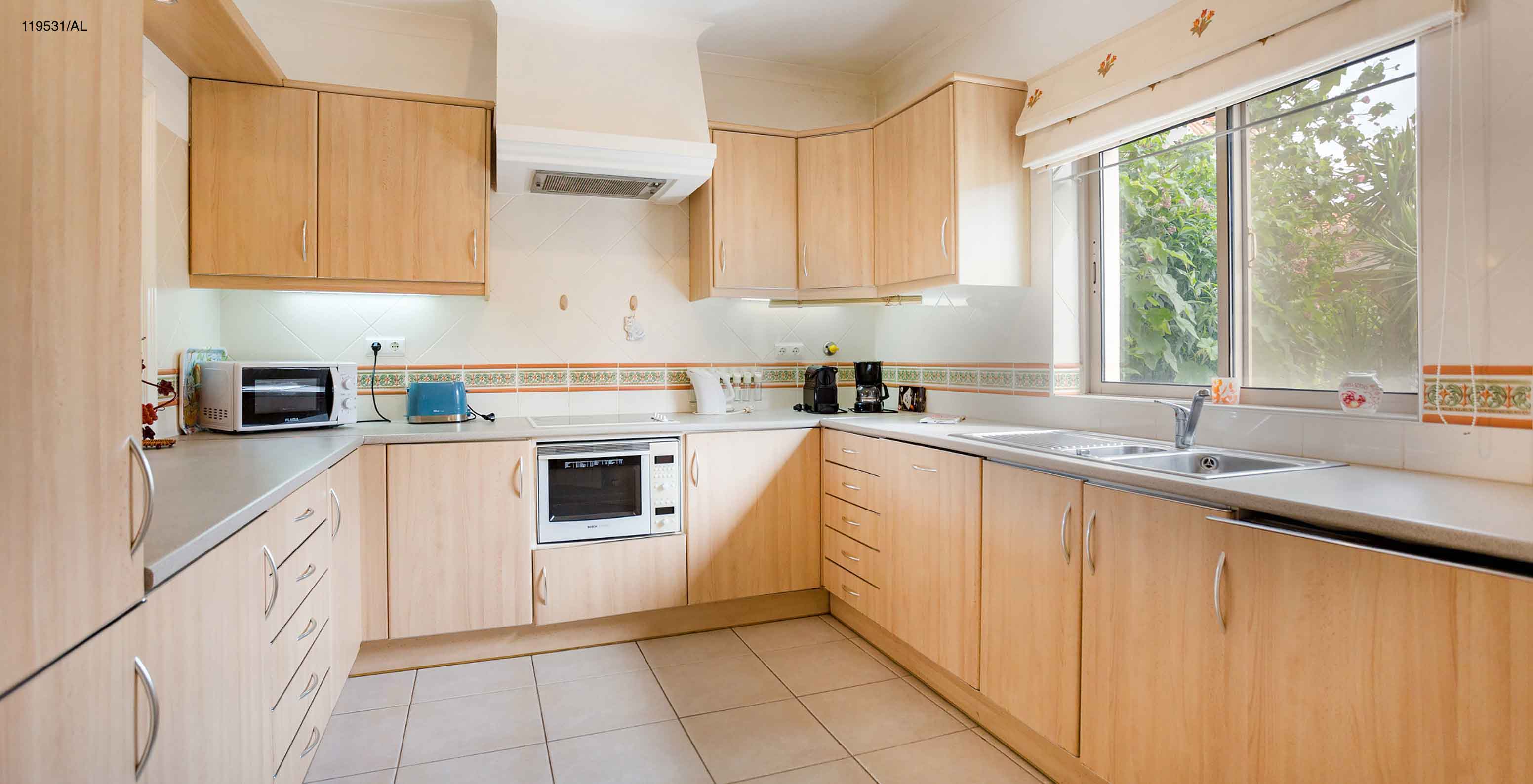 Die Wohnung Pestana Carvoeiro Golf T1 Standard verfügt über eine Küche mit Holzschränken und Geräten