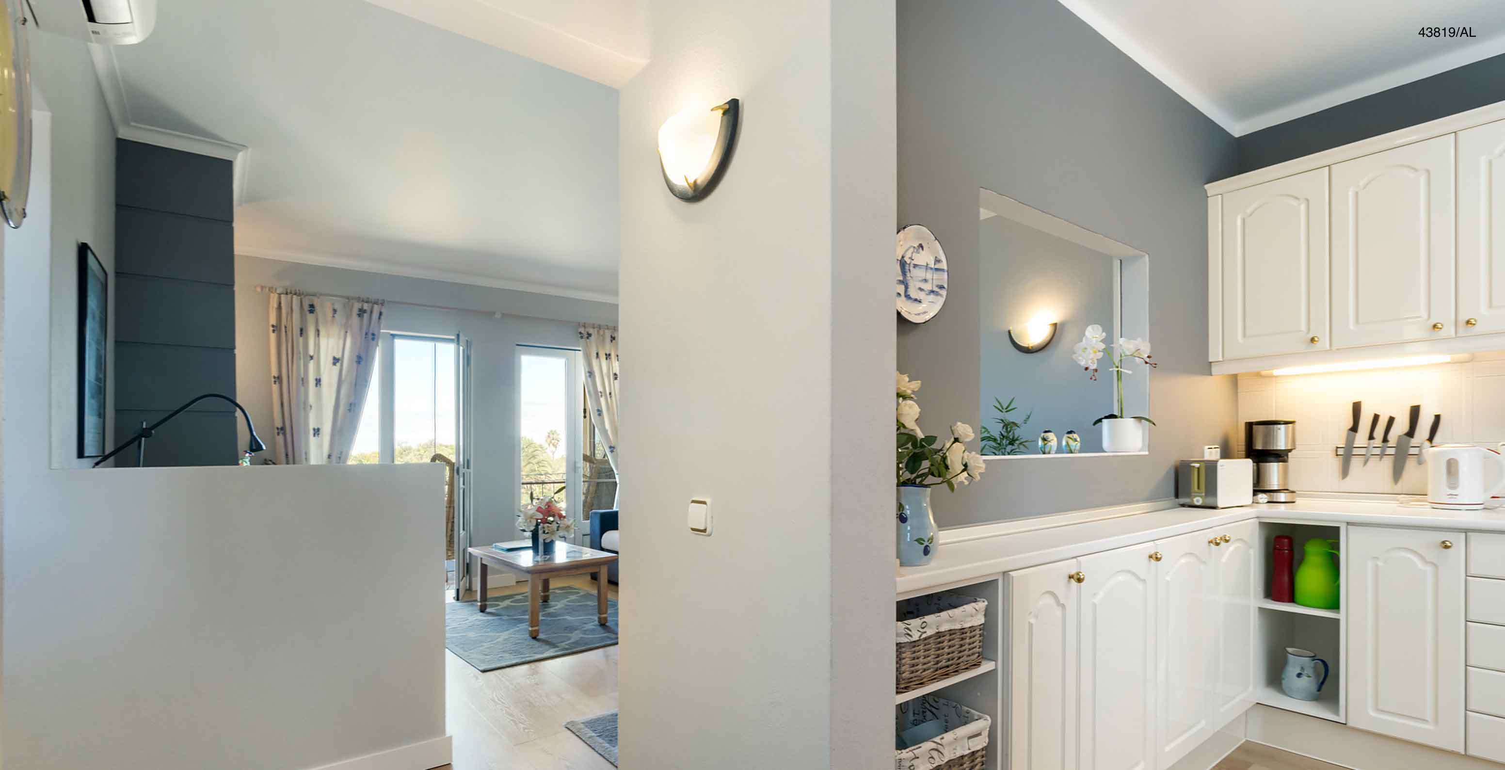 Die Wohnung Pestana Carvoeiro Golf T1 Superior hat einen Eingangsbereich mit Blick auf das Wohnzimmer und die Küche