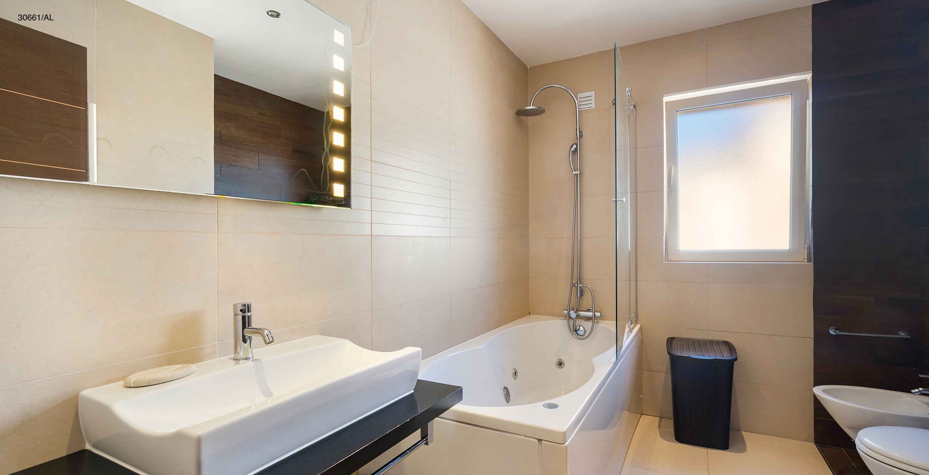 Die Wohnung Pestana Carvoeiro Golf T1 Superior hat ein Bad mit Badewanne und einem Waschbecken mit Spiegel