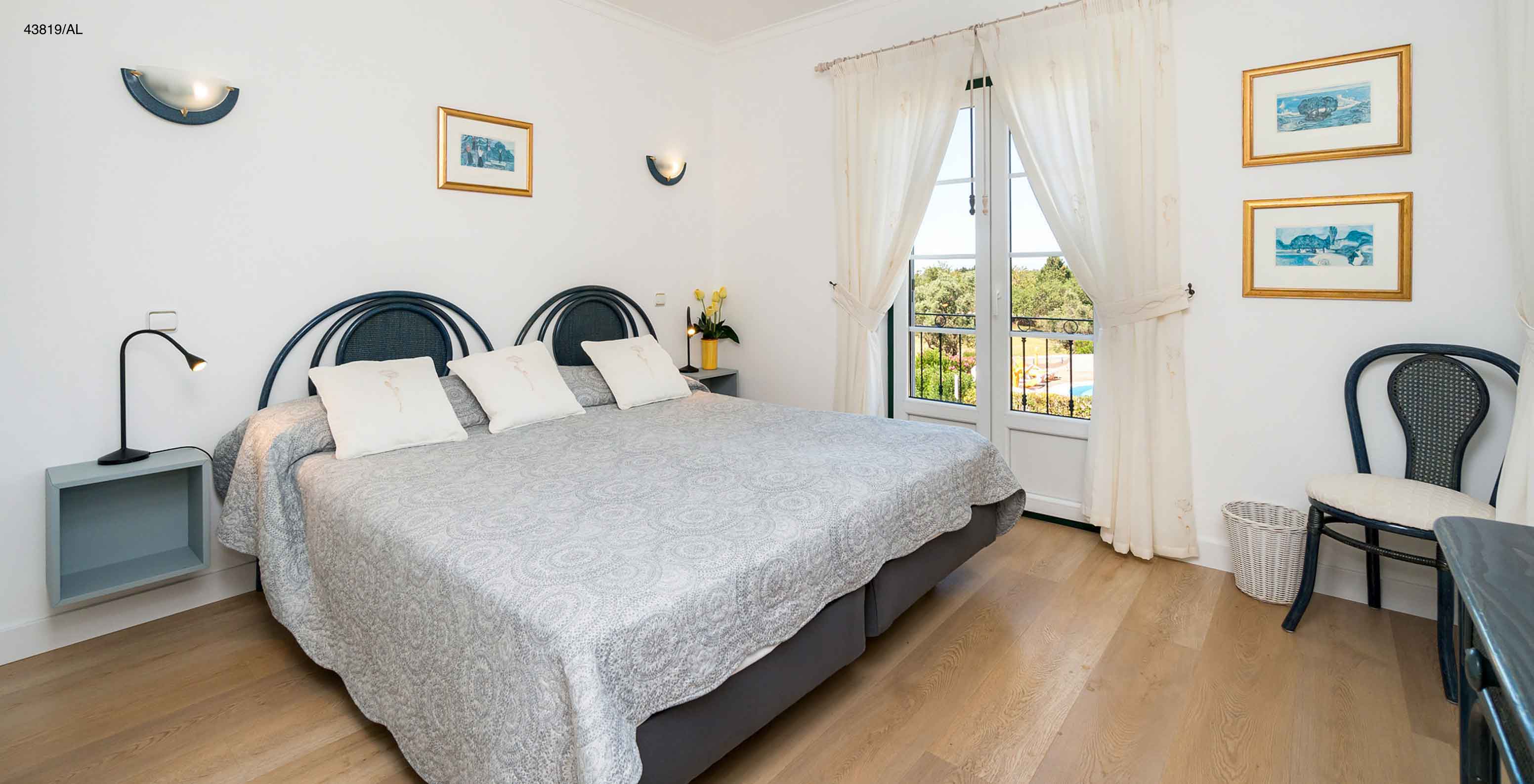 Die Wohnung Pestana Carvoeiro Golf T1 Superior hat ein Doppelbett mit zwei Nachttischen