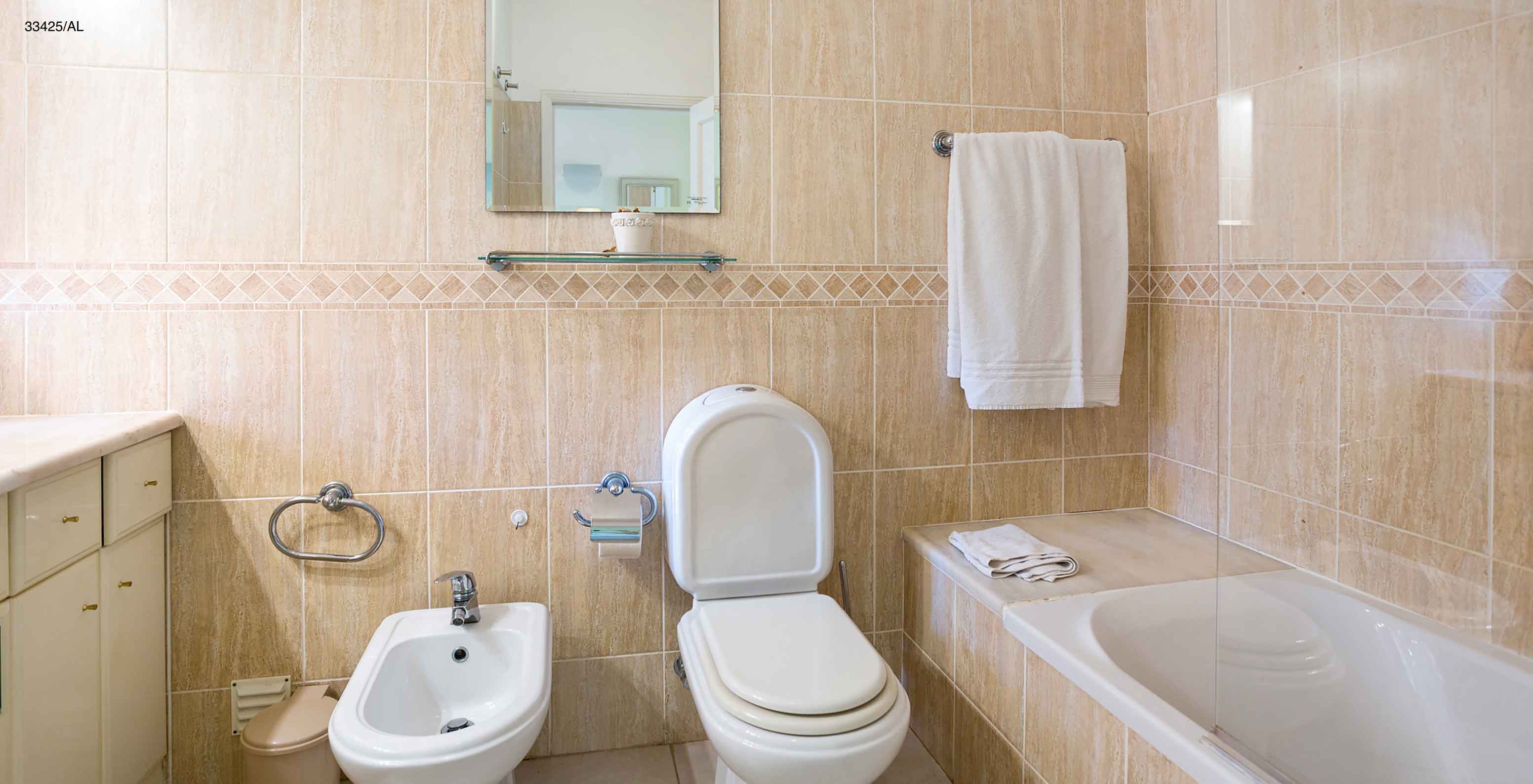 Die Wohnung Pestana Carvoeiro Golf T2 Standard hat ein Bad mit Badewanne, Toilette und Bidet