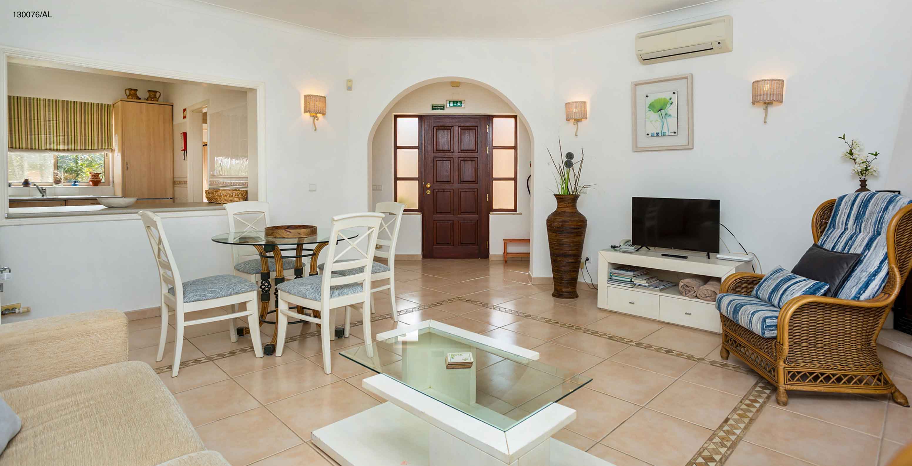 Die Wohnung Pestana Carvoeiro Golf T2 Standard hat ein Wohnzimmer mit Blick auf die Küche