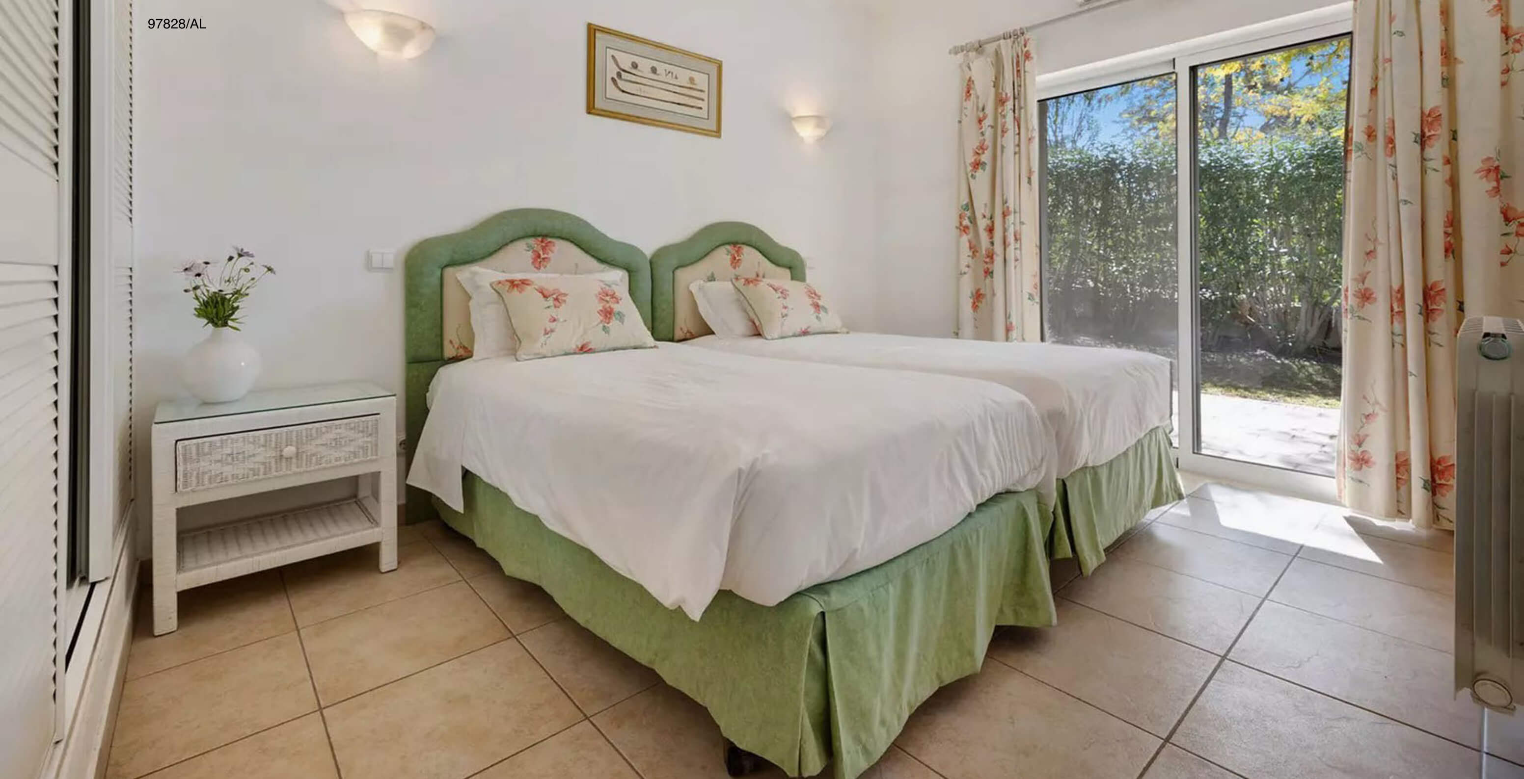 Die Villa Pestana Carvoeiro Golf V3 Standard hat ein Schlafzimmer mit zwei Einzelbetten, Nachttisch und Balkon