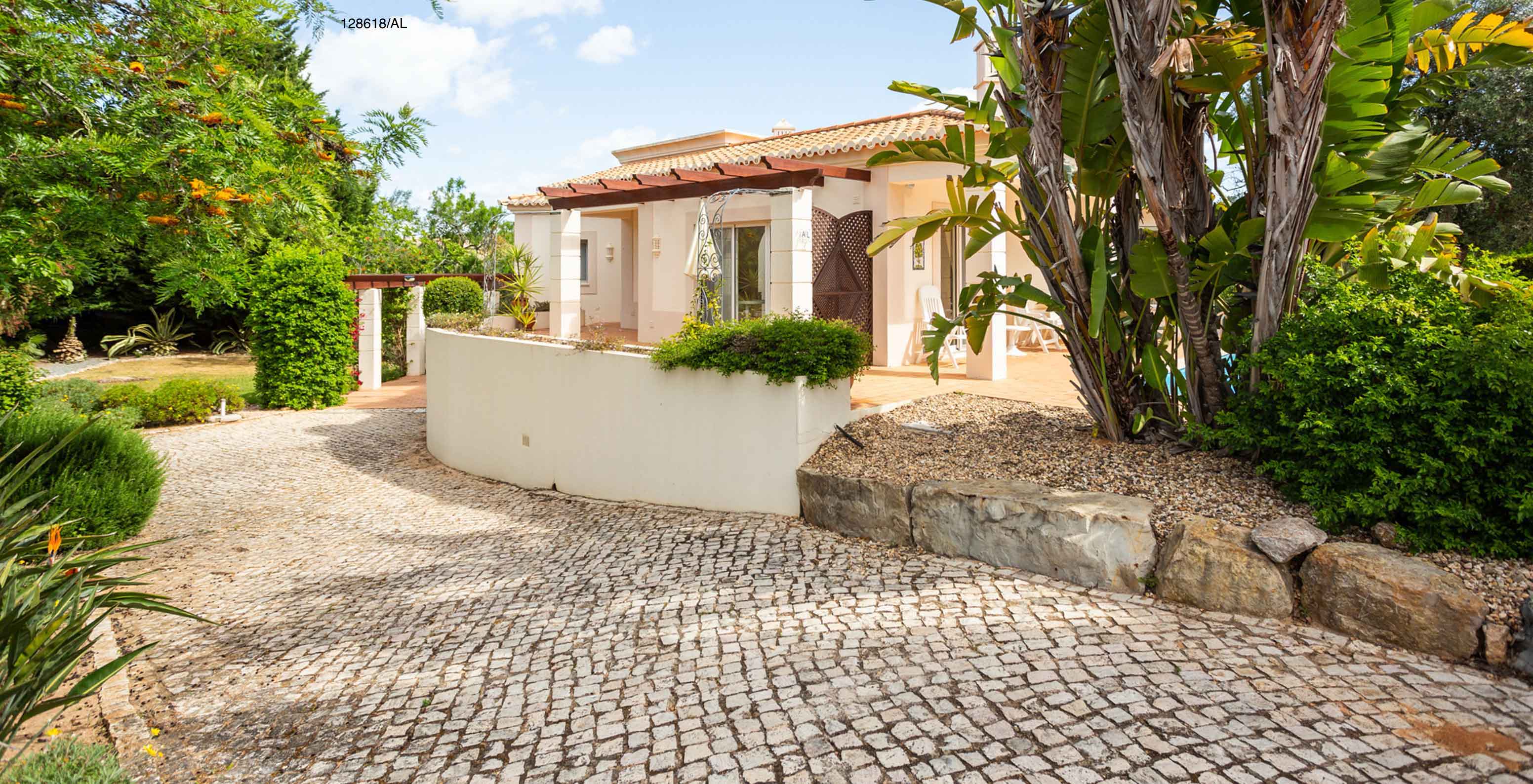 Die Villa Pestana Carvoeiro Golf V3 Superior hat einen Außenbereich mit Rasen und Bäumen