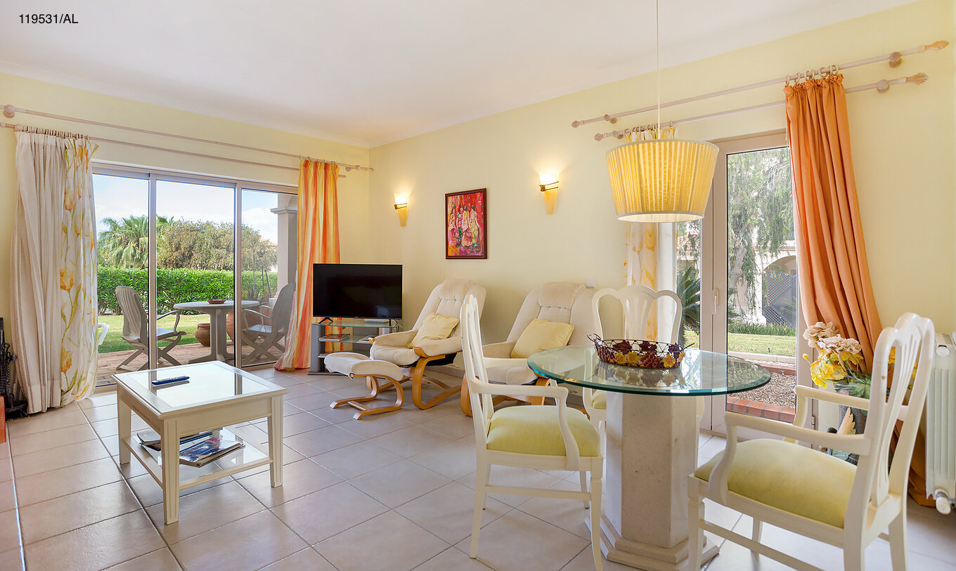 Die Wohnung Pestana Carvoeiro Golf T1 Standard hat ein Wohnzimmer mit TV, Tischen, Stühlen und Außenblick
