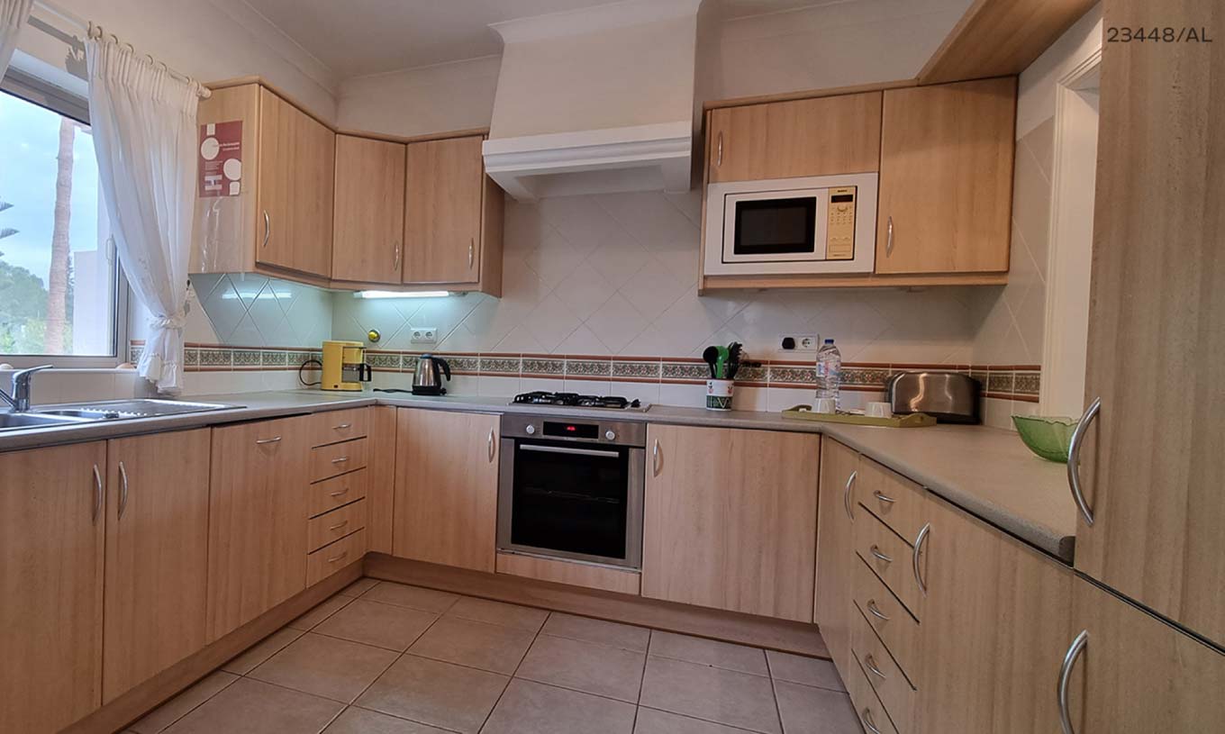 Die Wohnung Pestana Carvoeiro Golf T1 Standard hat eine Küche mit Holzschränken und Geräten