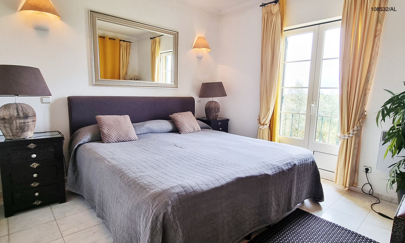 Die Wohnung Pestana Carvoeiro Golf T1 Superior hat ein Doppelbett mit zwei Nachttischen und einem Spiegel