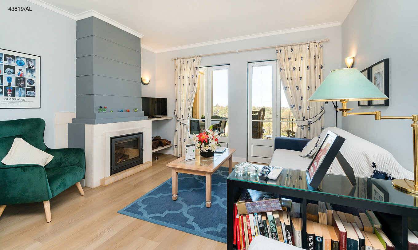 Die Wohnung Pestana Carvoeiro Golf T1 Superior hat ein Wohnzimmer mit Kamin, Sofa und Beistelltischen