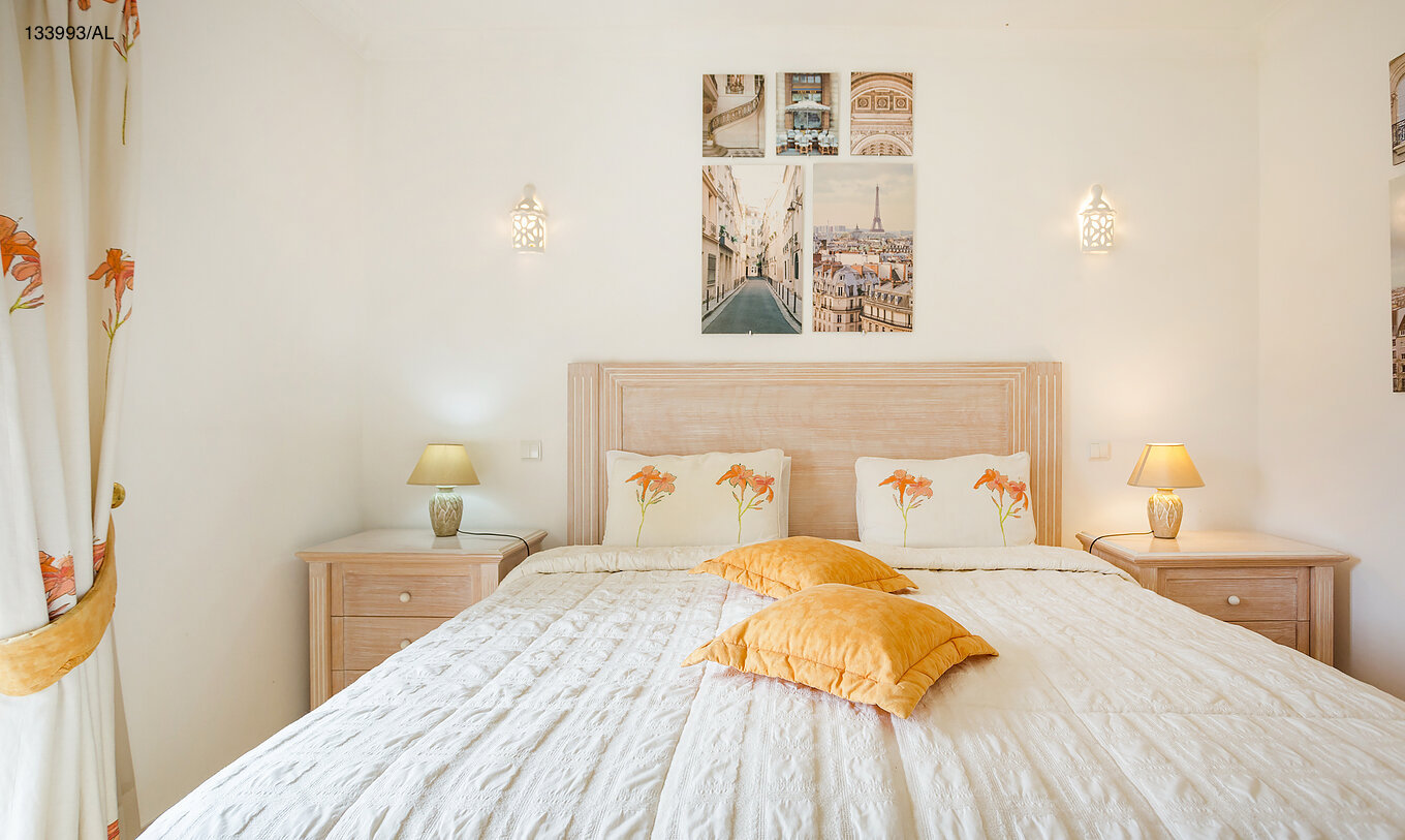 Die Wohnung Pestana Carvoeiro Golf T2 Superior hat ein Schlafzimmer mit Doppelbett und zwei Nachttischen