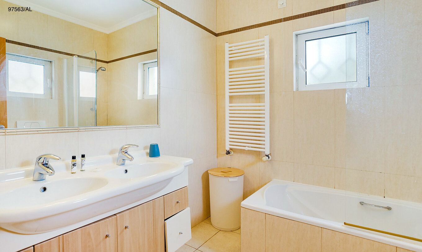 Die Wohnung Pestana Carvoeiro Golf T3 Superior hat ein Bad mit zwei Waschbecken, Badewanne und Spiegel