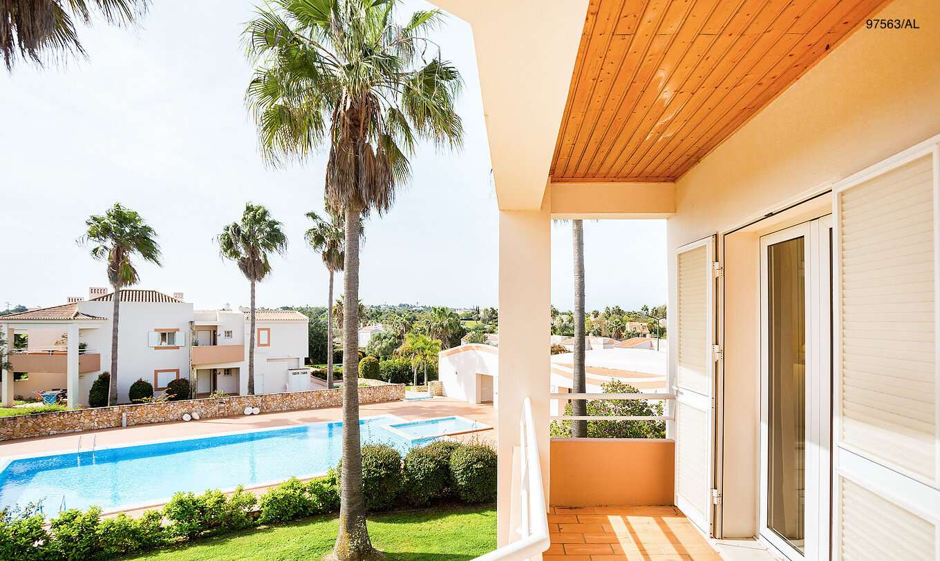 Die Wohnung Pestana Carvoeiro Golf T3 Superior hat einen Balkon mit Blick auf den Garten und den Pool