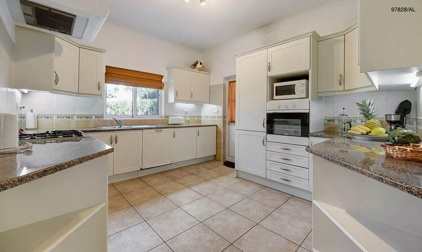 Die Villa Pestana Carvoeiro Golf V3 Standard hat eine Küche mit weißen Schränken und Geräten