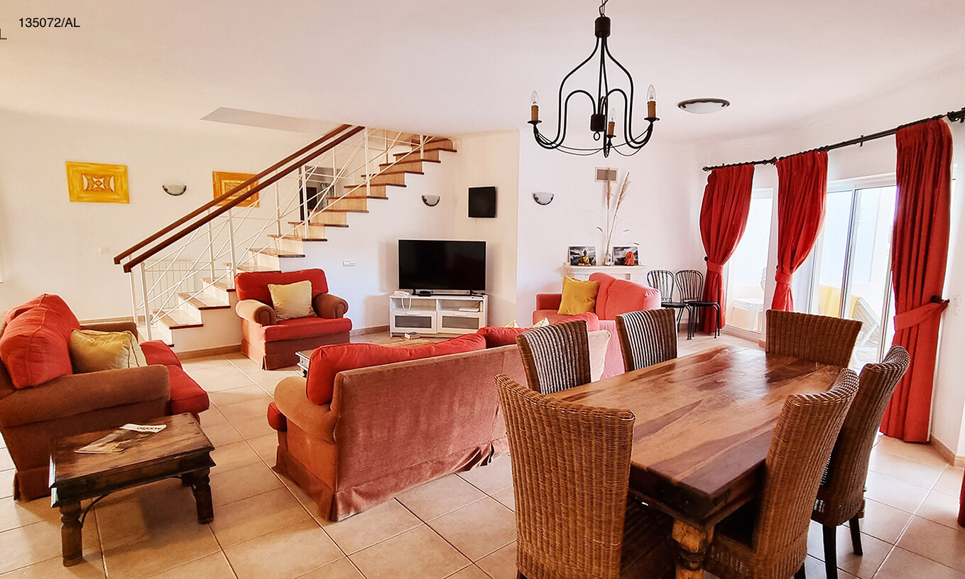 Die Villa Pestana Carvoeiro Golf V3 Standard hat ein Wohnzimmer mit Sofas, Sesseln und einem Tisch mit Stühlen