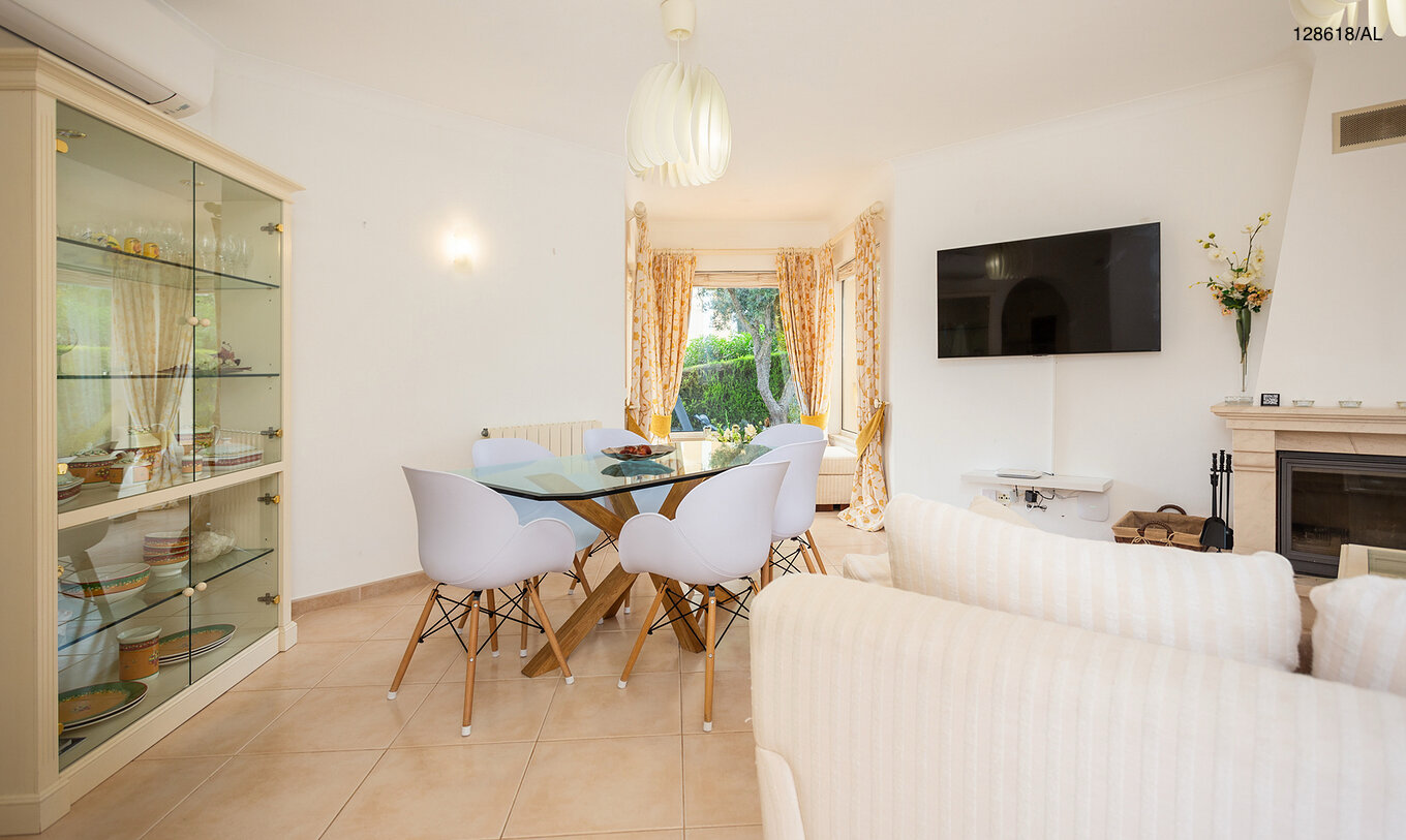 Die Villa Pestana Carvoeiro Golf V3 Superior hat ein Wohnzimmer mit Glas-Tisch mit Stühlen und TV