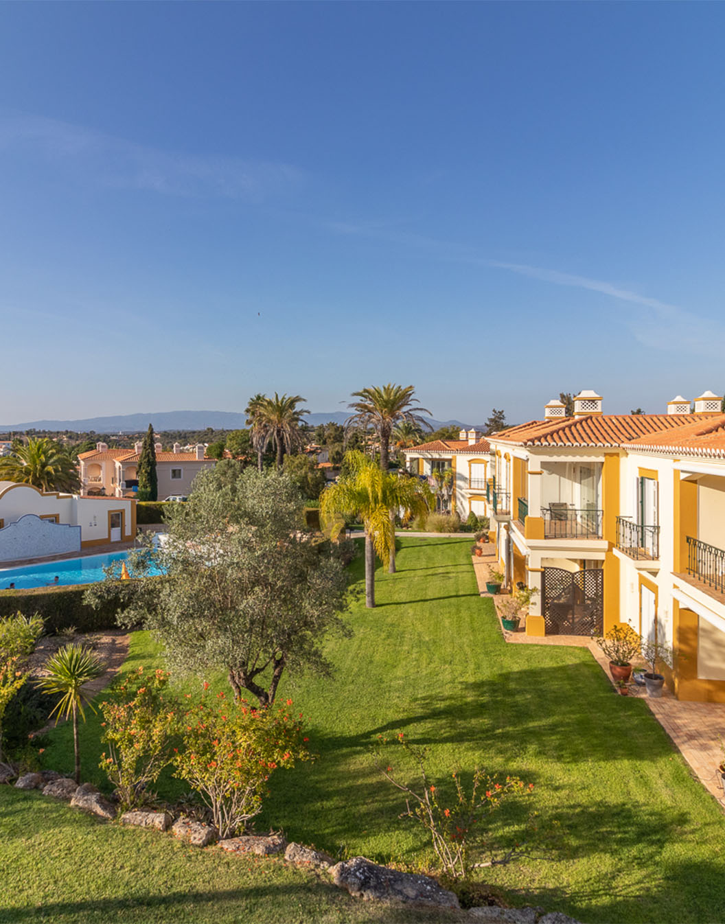 Außenansicht des Pestana Carvoeiro Golf AL, ein 4-Sterne-Hotel in der Algarve mit Villen, Apartments und Pool