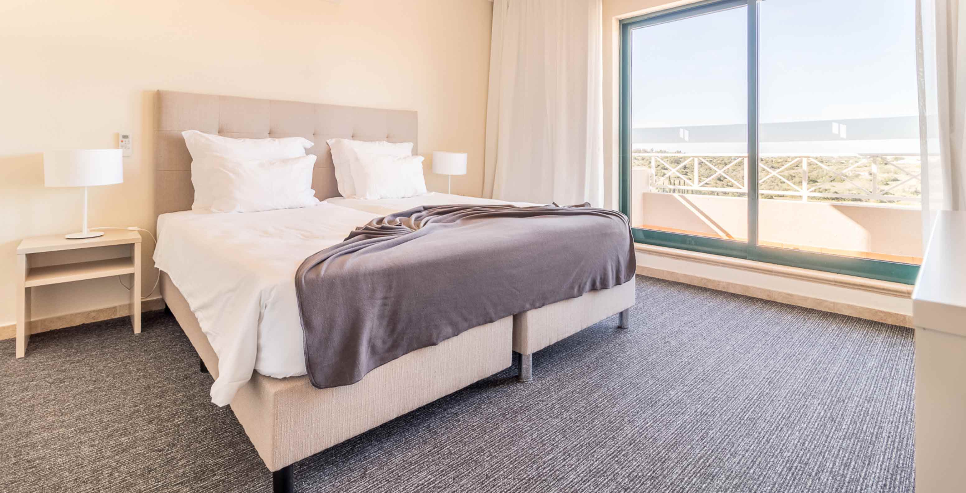 Das Einzimmerapartment im Pestana Gramacho hat ein modernes Zimmer mit großem Bett, Fenstern und Tageslicht