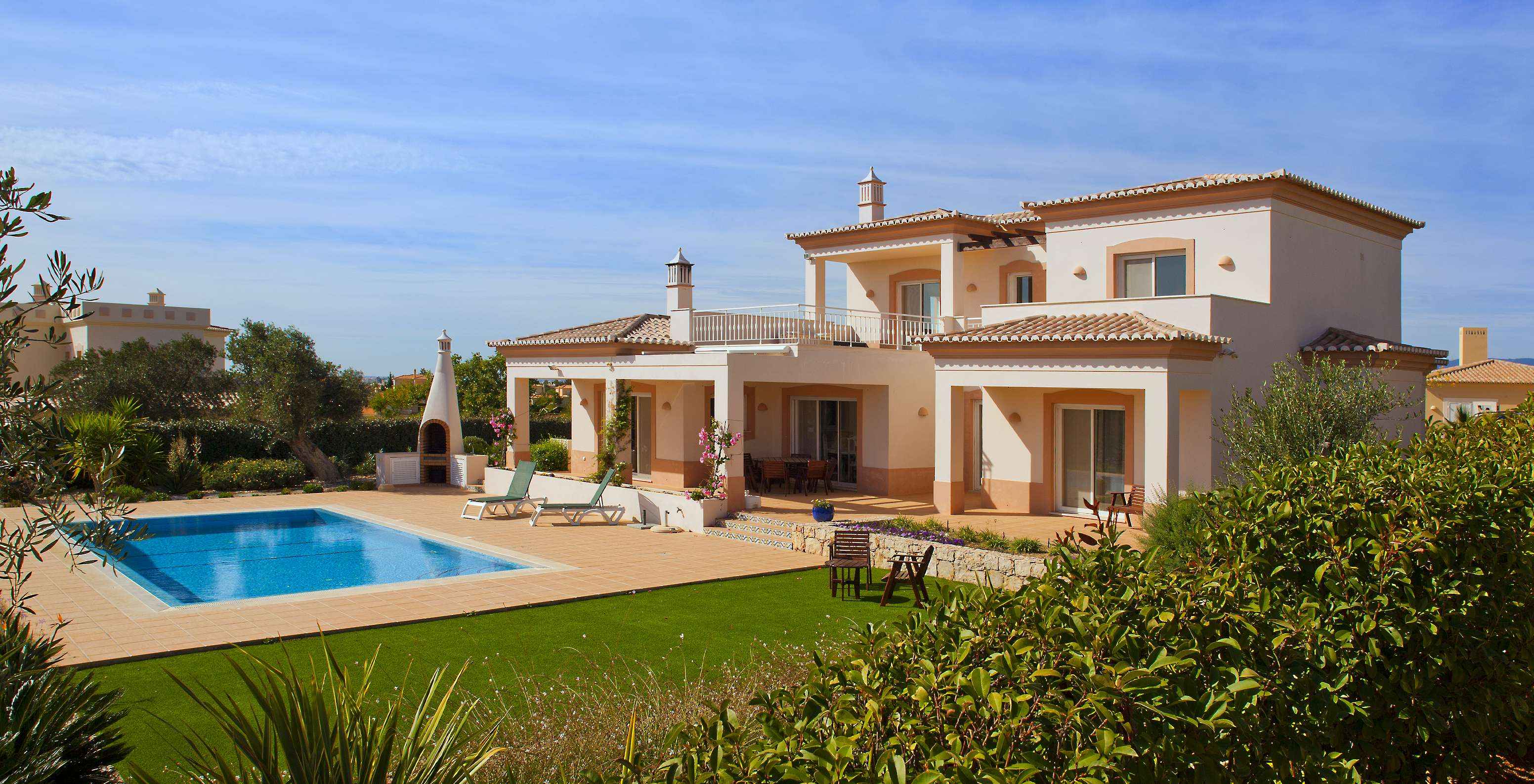 Die V3 Villa im Pestana Gramacho hat privaten Garten mit Grill, Pool und Liegen