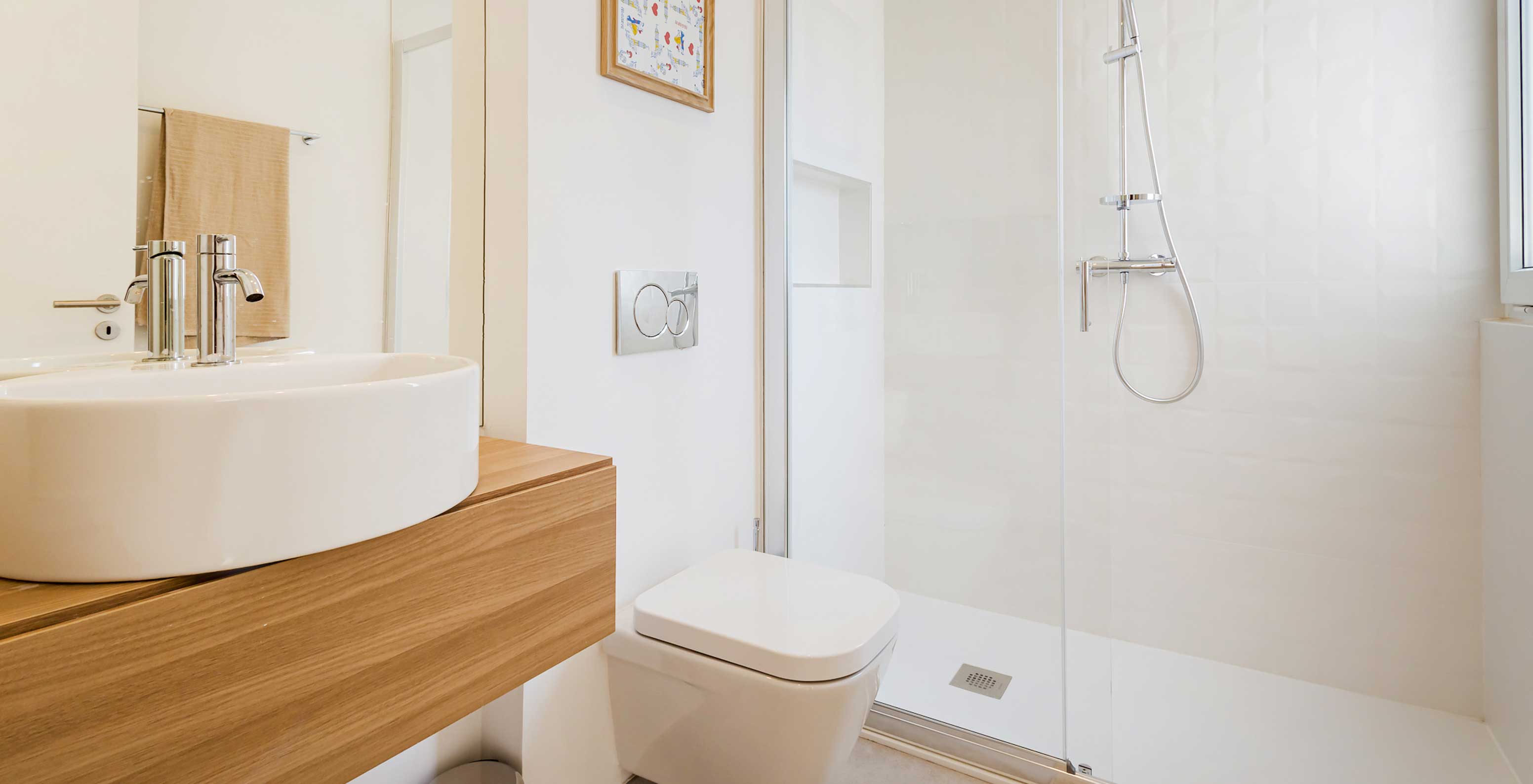 Apartment im Pestana Valley Nature Village mit Waschbecken, Toilette und Dusche